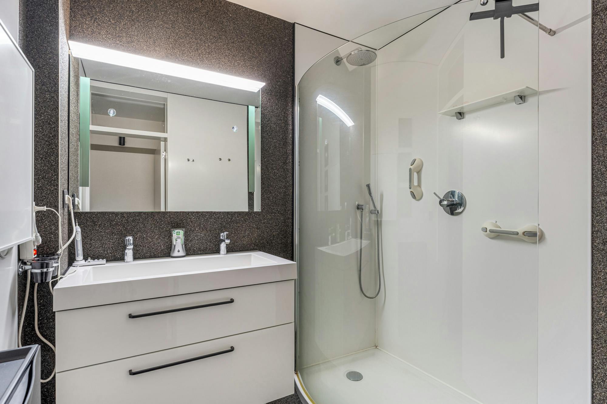 Instapklaar penthouse met 2 slaapkamers en autostandplaats in Hasselt foto 9