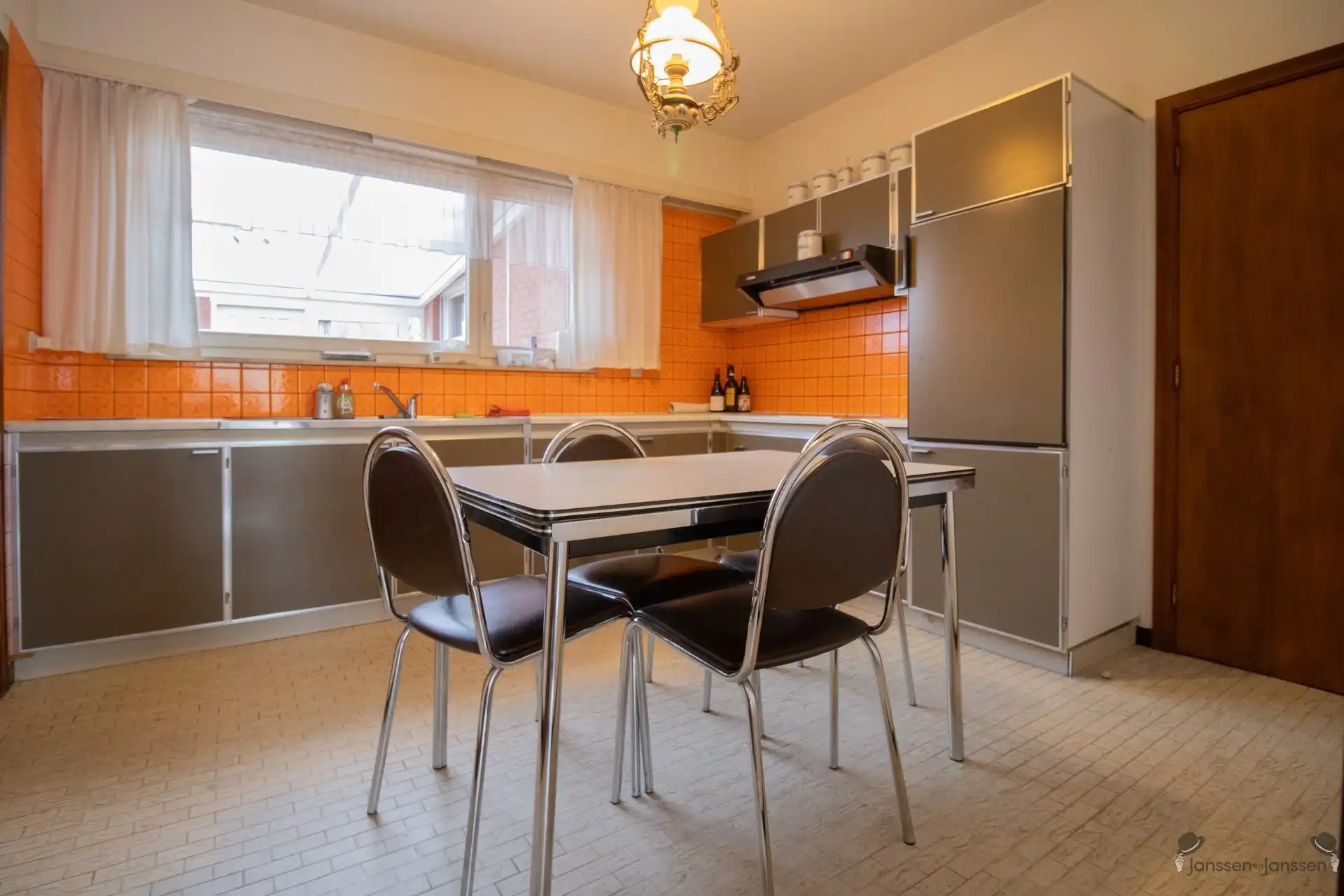 Te renoveren woning met 3 slaapkamers en gekoppelde garage op 613 m². foto 3