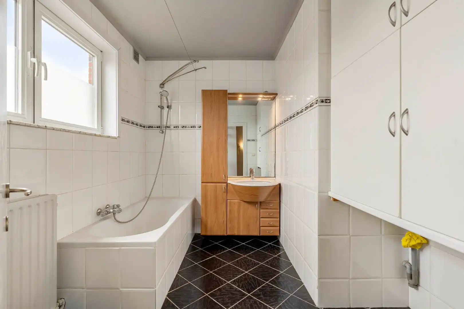 Comfortabel, zeer ruim appartement met 4 slaapkamers, terras en garage in het centrum van Neeroeteren!  foto 21