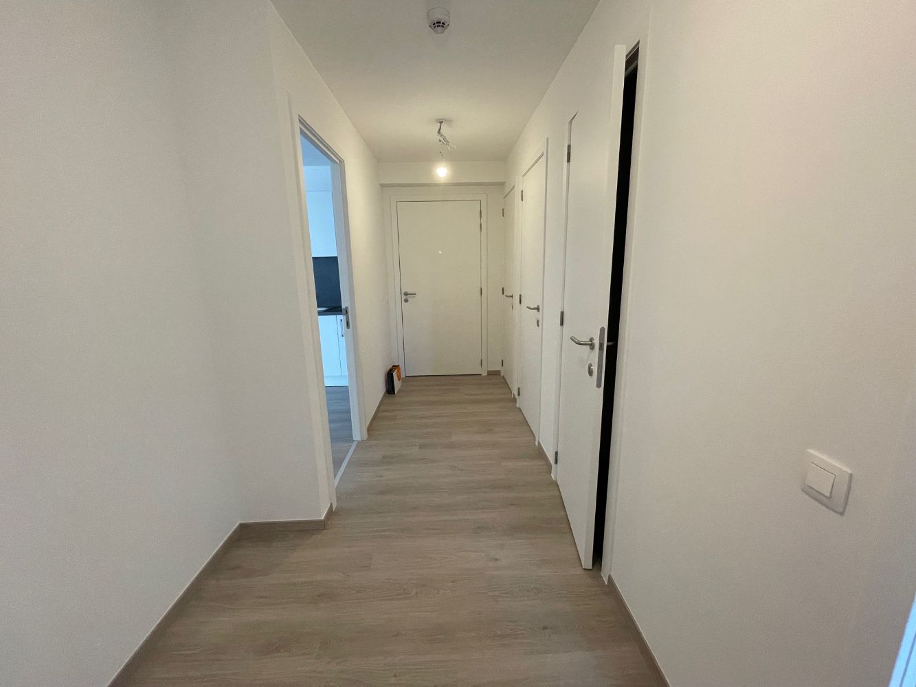 Instapklaar appartement met twee slaapkamers en terras uitkijkend op het Stationsplein. foto 7