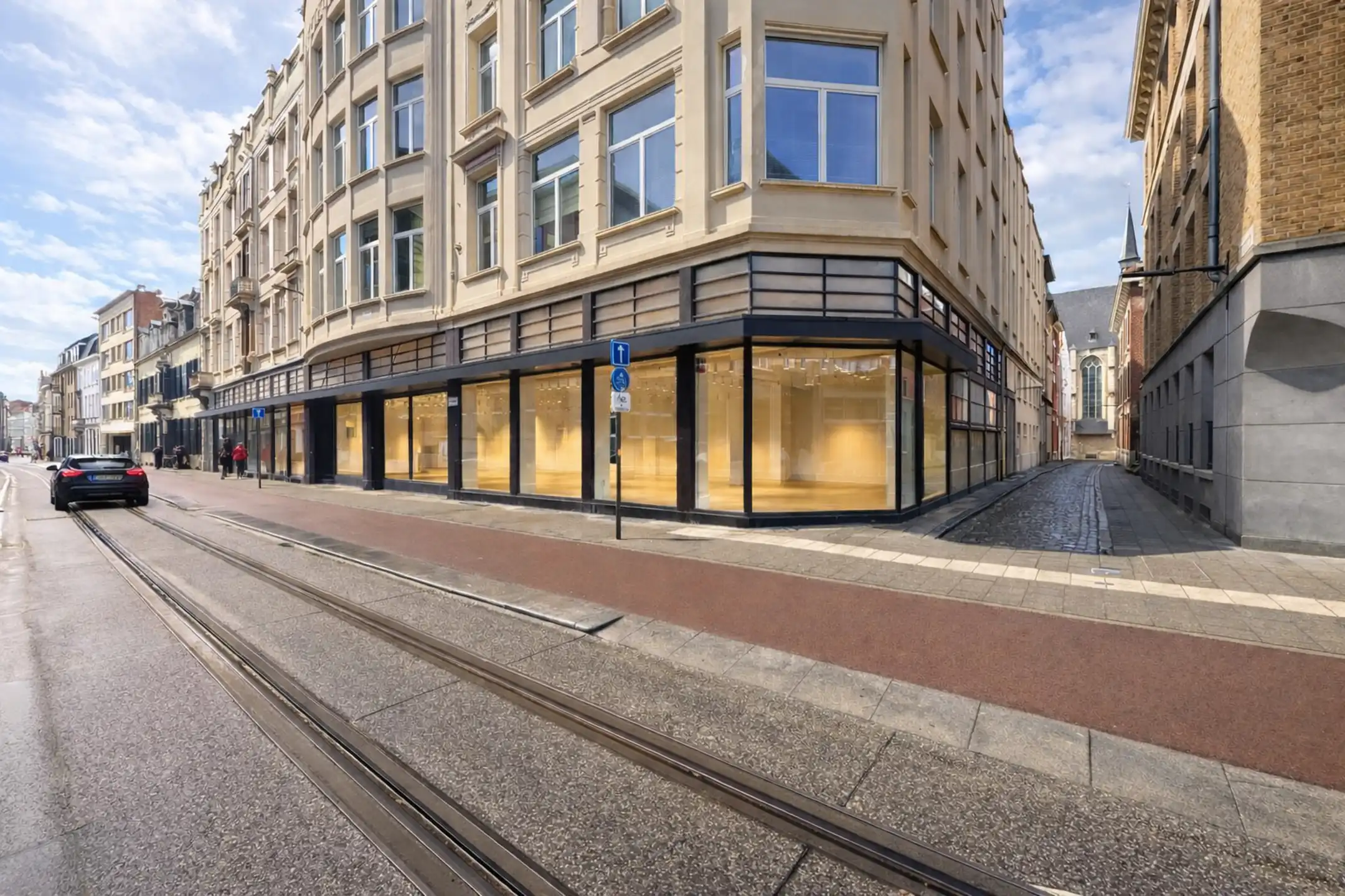 Instapklare showroom/kantoorruimte te huur te Antwerpen foto {{pictureIndex}}