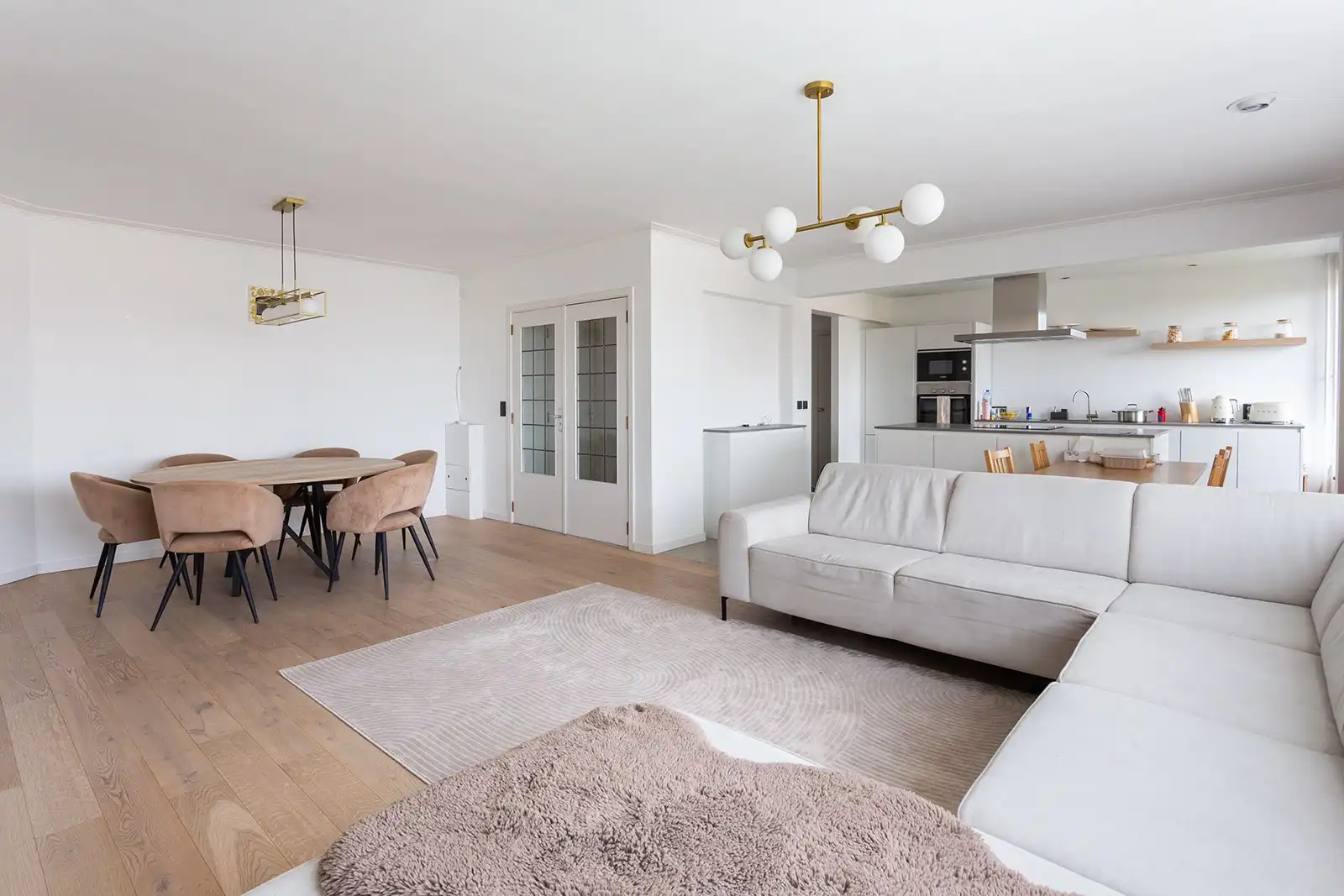 Mooi gerenoveerd 3-slaapkamerappartement met 2 terrassen, garage en 2 kelderbergingen foto {{pictureIndex}}