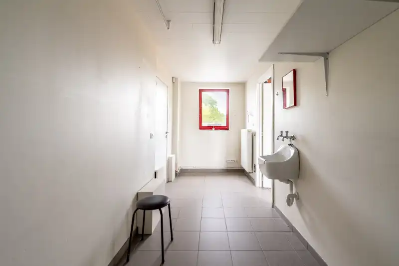 Ruime gezinswoning met handelsruimte en dubbele garage foto 21
