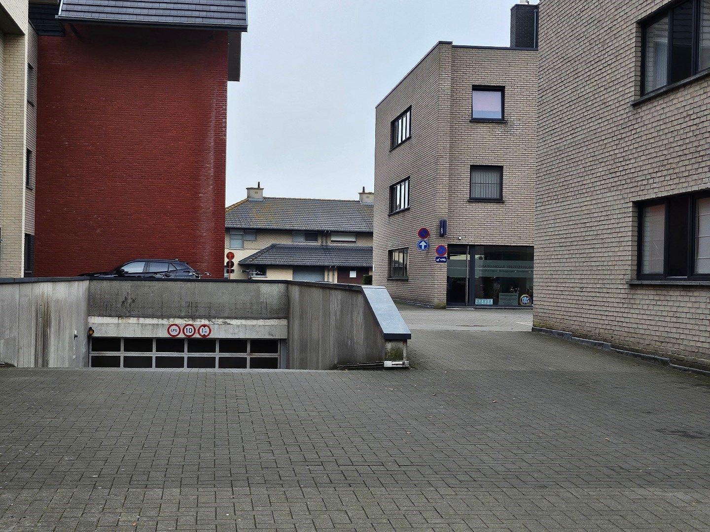 Afgesloten garagebox in recent complex nabij de Damse Vaart. foto 4