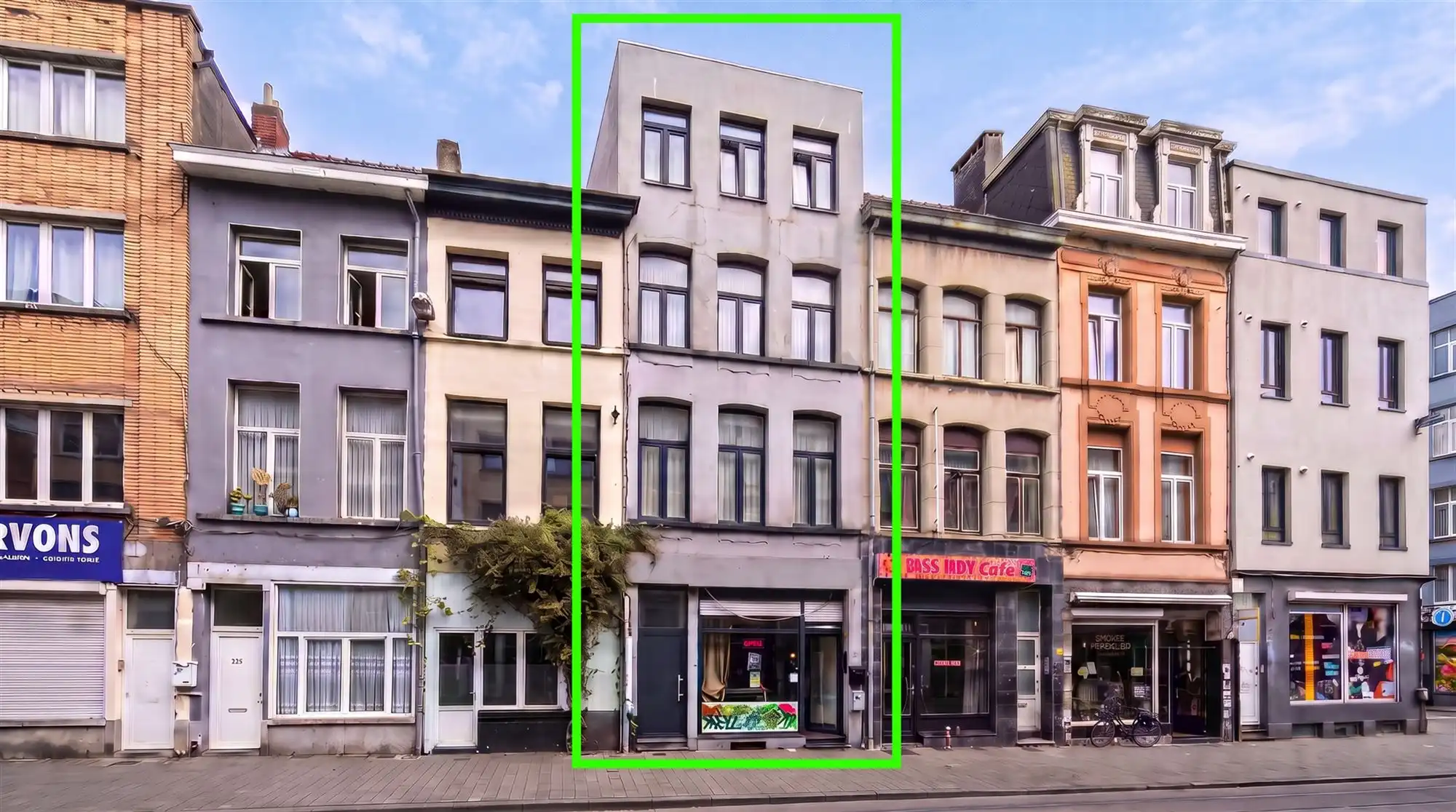 Rendabele opbrengsteigendom met 3 appartementen en handel. foto {{pictureIndex}}