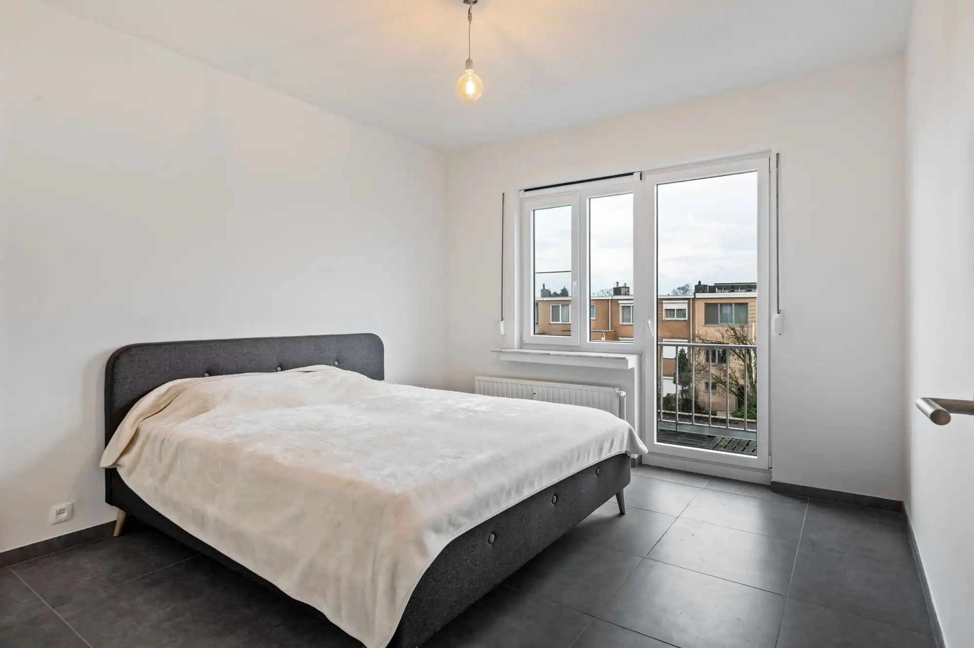 Volledig gerenoveerd 2-slaapkamerappartement met terras, garagebox en groen uitzicht! foto 10