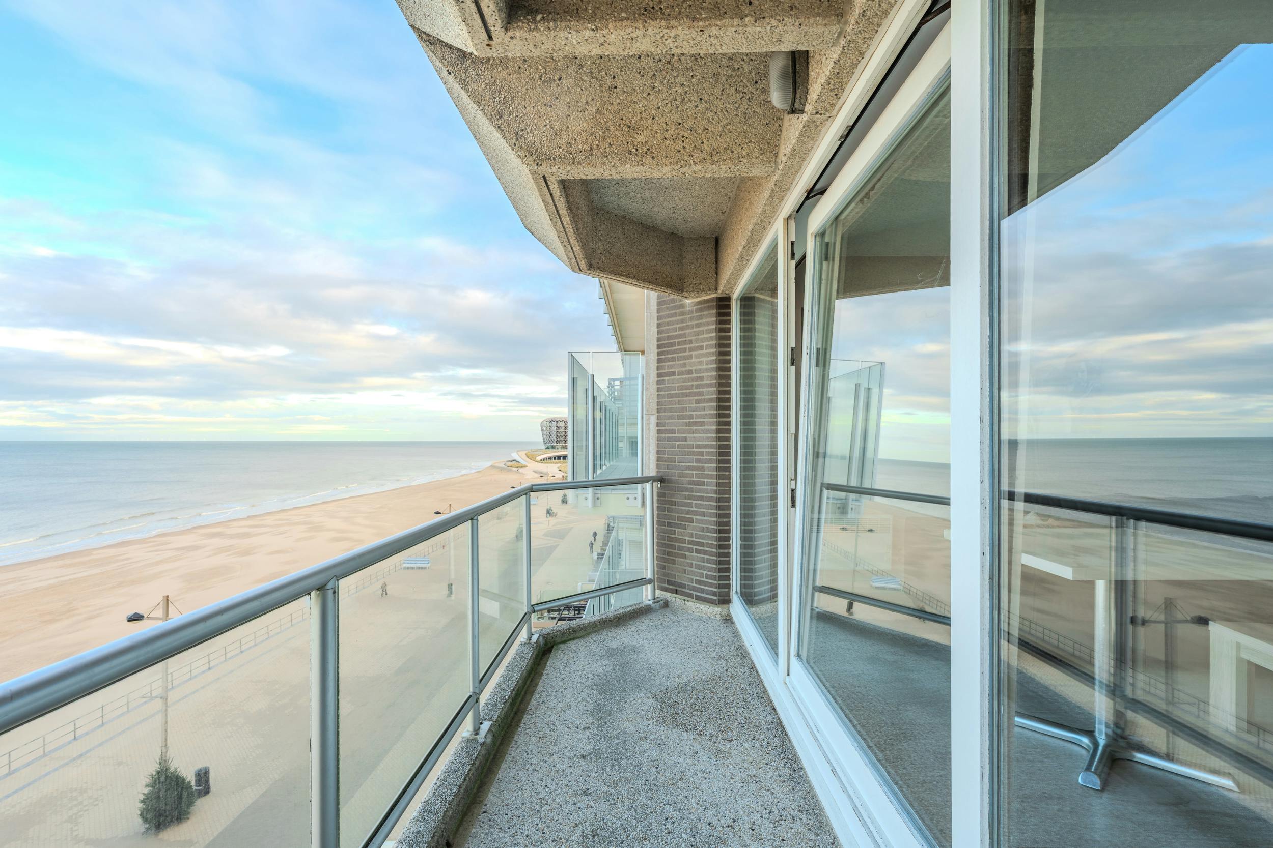 Ruim 2-slaapkamer appartement met frontaal zeezicht ! foto 3