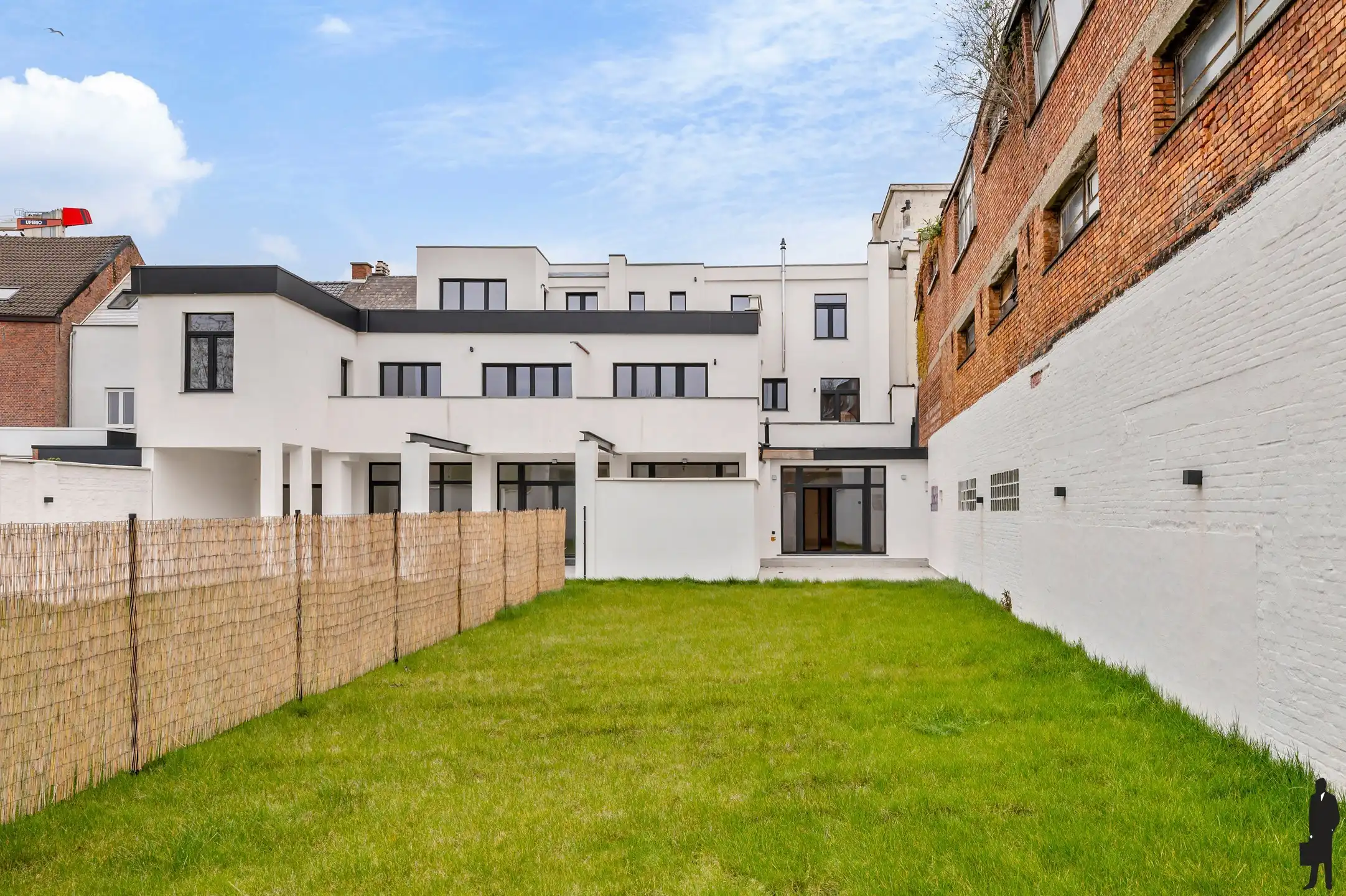 Prachtig gerenoveerd appartement met 2 slaapkamers en ruime tuin van 190 m² nabij het centrum van Mechelen. foto {{pictureIndex}}