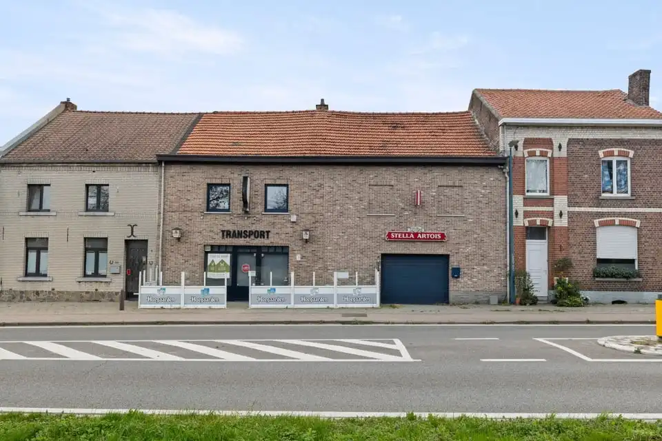 HANDELSHUIS MET PARKING OP EEN TOPLOCATIE IN LINTER foto {{pictureIndex}}