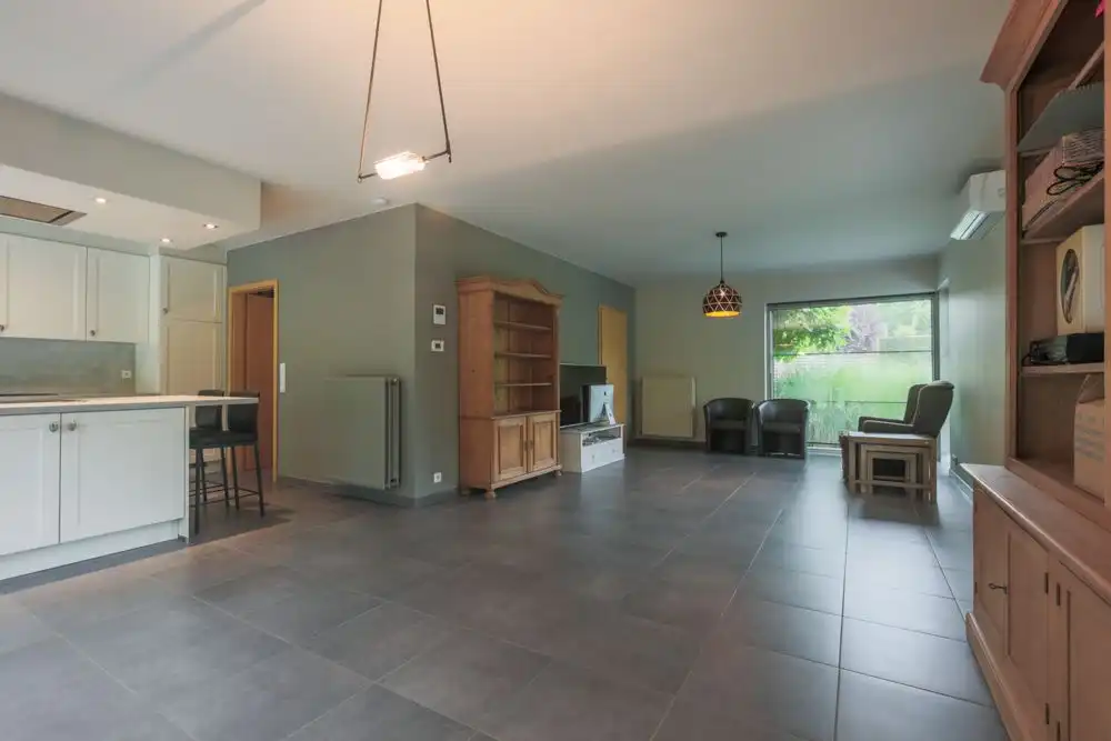 Halfopen recente woning in rustige woonwijk foto 3