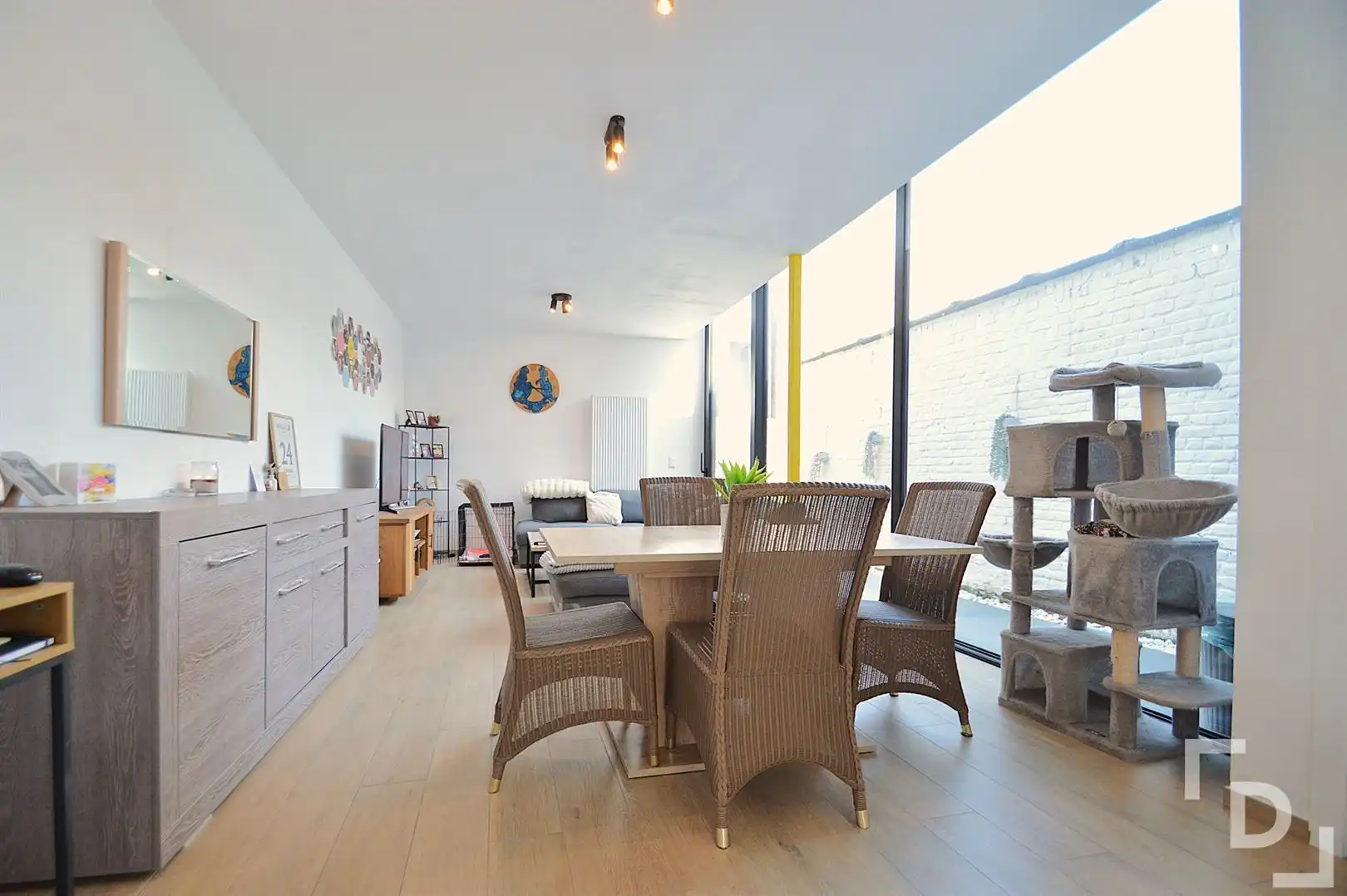 Volledig gerenoveerde, karaktervolle woning met tuin in Ieperse stadscentrum foto 3