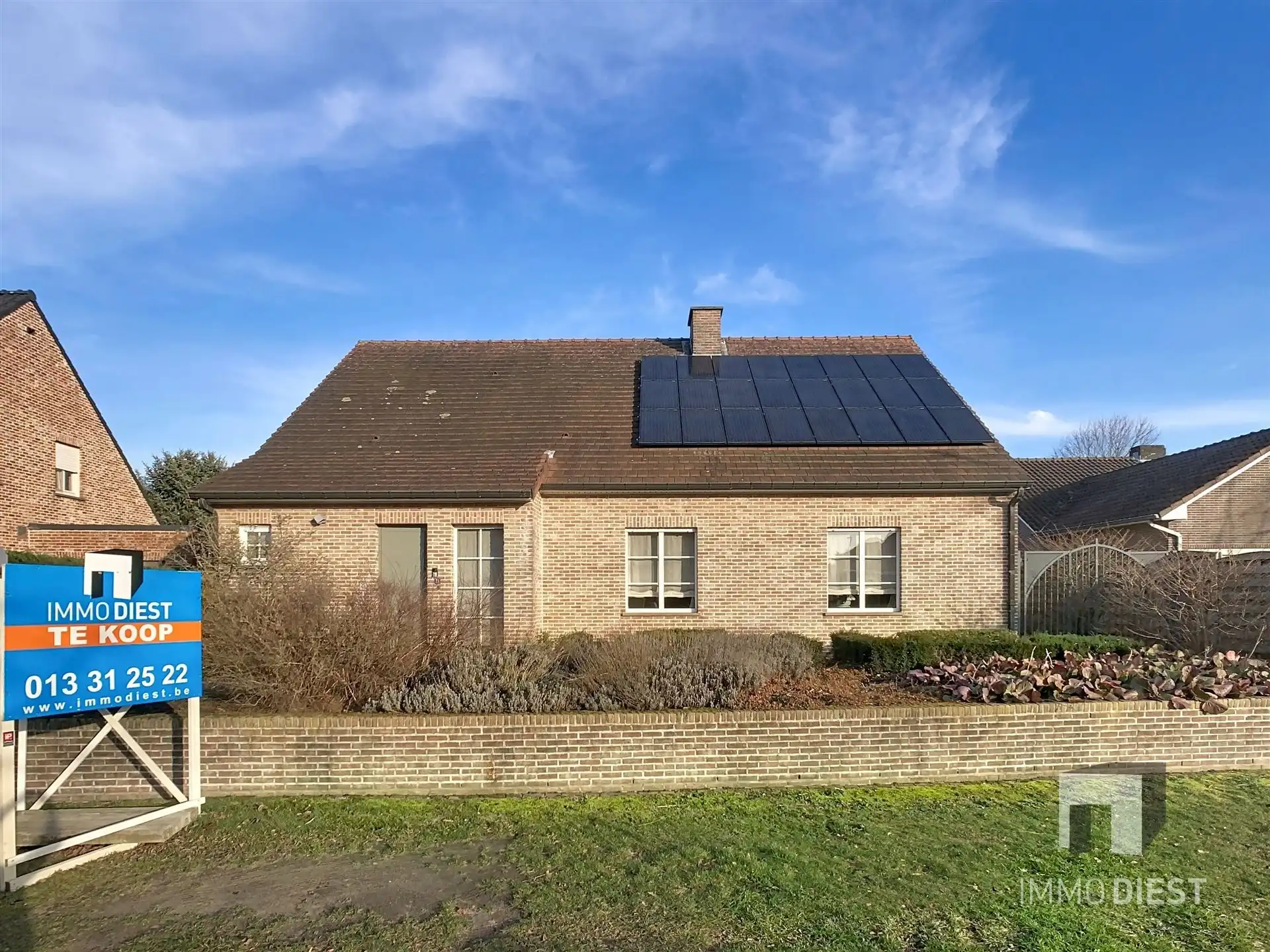 Energiezuinige en prima onderhouden gezinswoning met 4/5 slaapkamers en zwembad op 10 are. foto 2