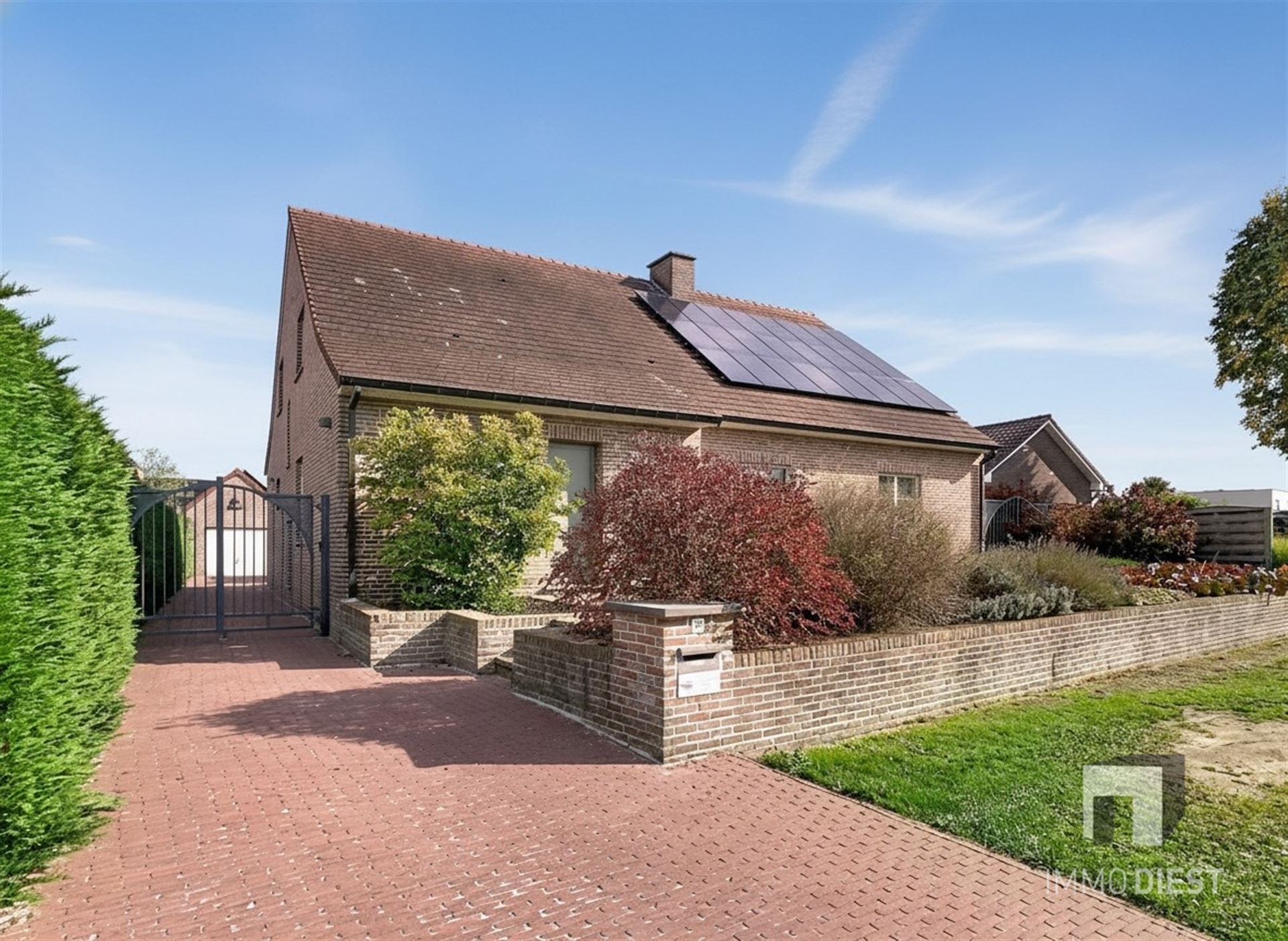 Energiezuinige en prima onderhouden gezinswoning met 4/5 slaapkamers en zwembad op 10 are. foto 2