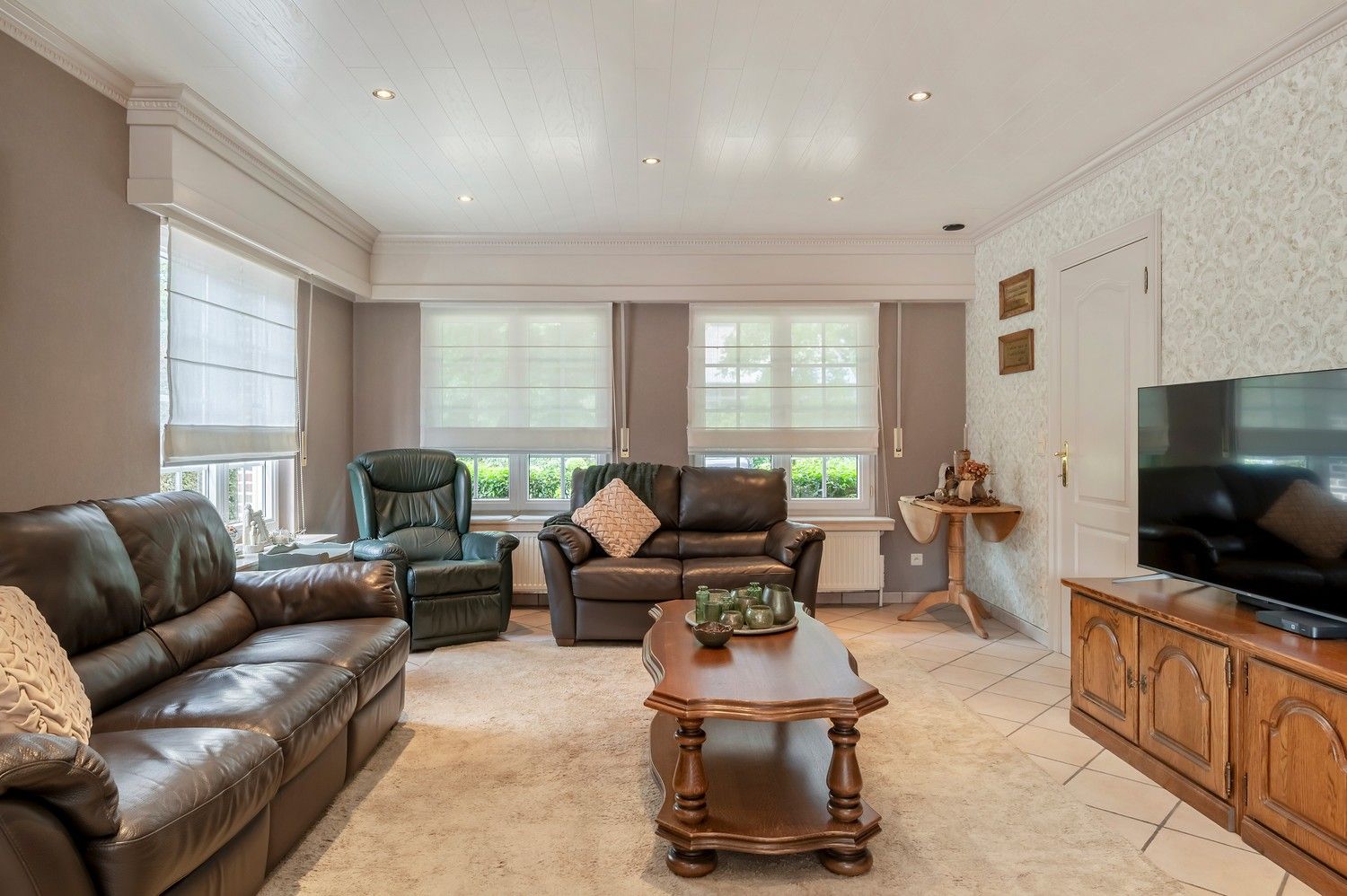 Ruime gezinswoning op breed en groot perceel van 1122m² foto 6