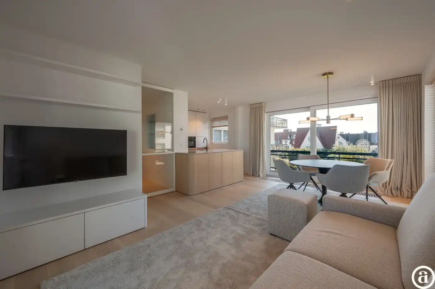 Luxueus gerenoveerd hoekappartement met zeezicht vlakbij de wandeldijk in het Zoute. foto 14