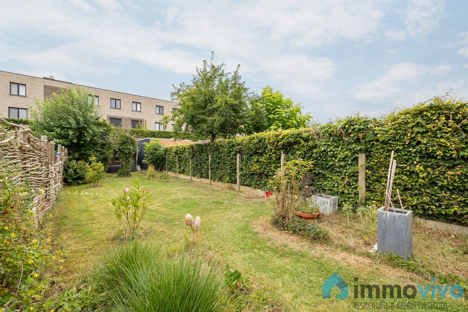 Woning met vier slaapkamers, privé oprit en leuke tuin foto 4
