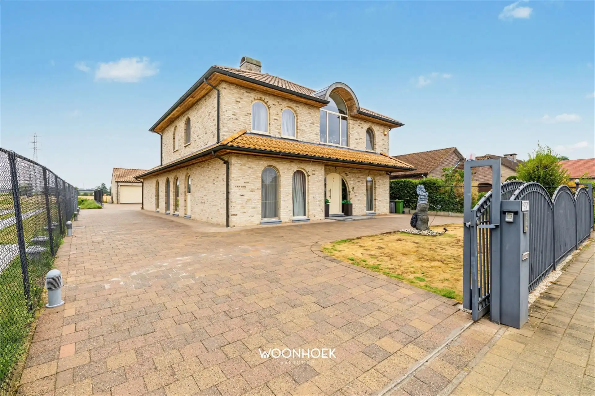Exclusieve villa met panoramisch uitzicht en magazijn.  foto 2