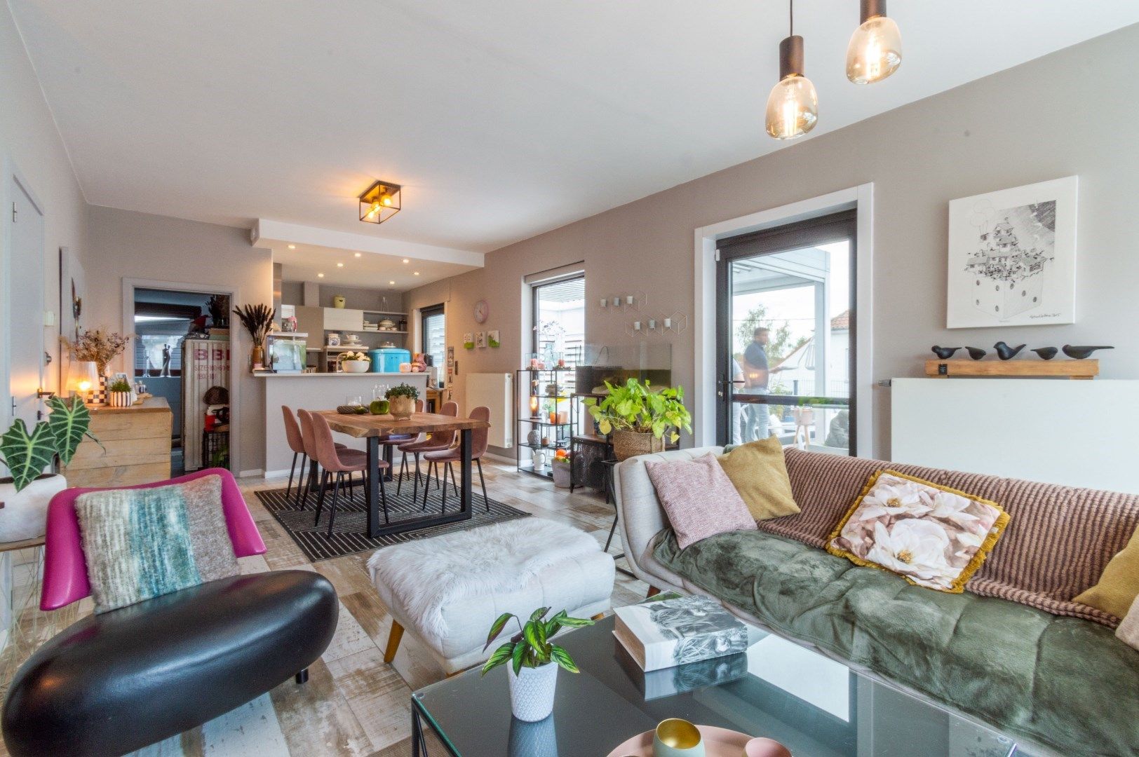 Welgelegen en instapklare 3-gevelwoning met oa. 3 slaapkamers! foto 6