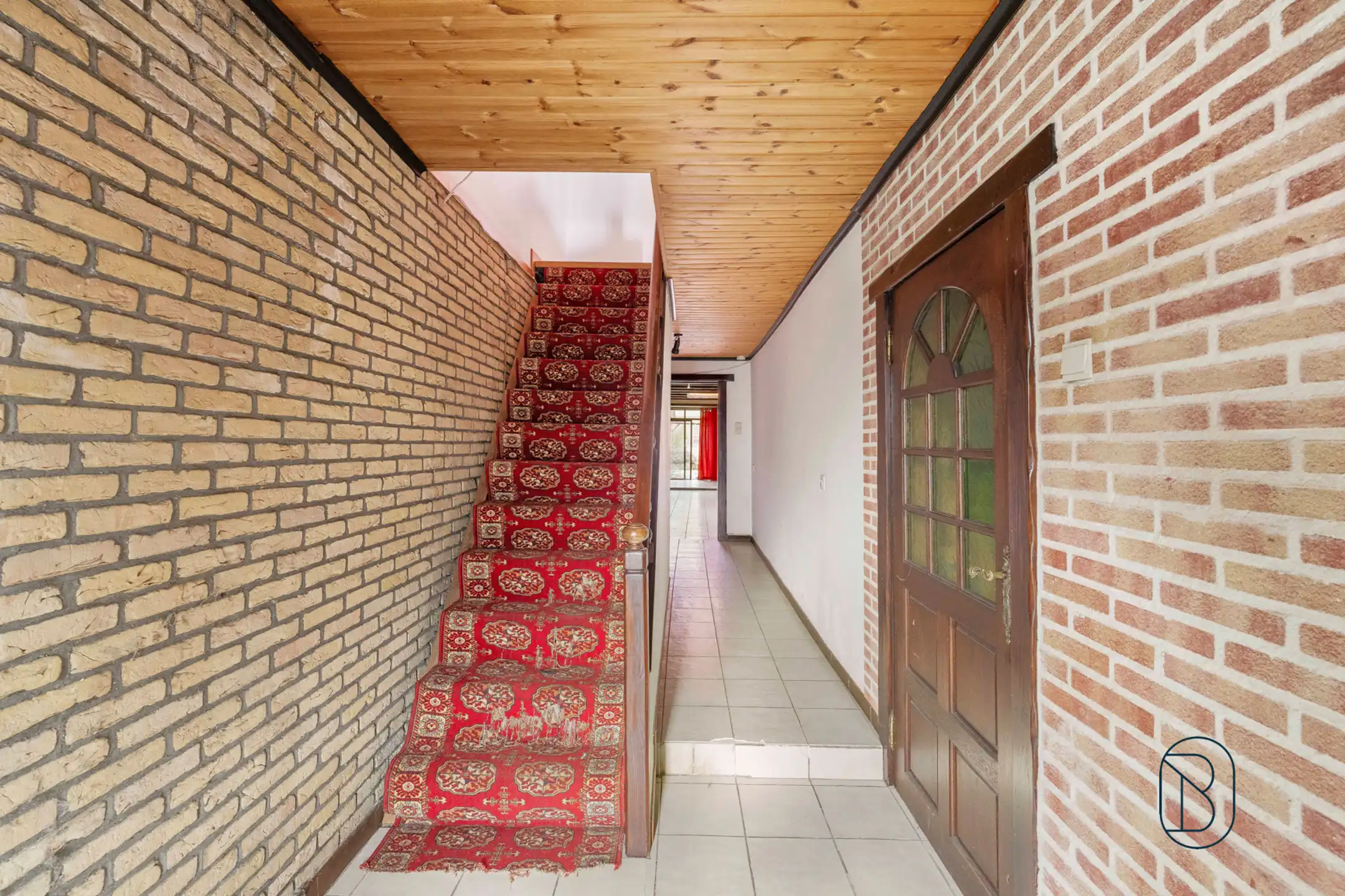 Woning met garage, oprit en tuin - veel potentieel foto 6