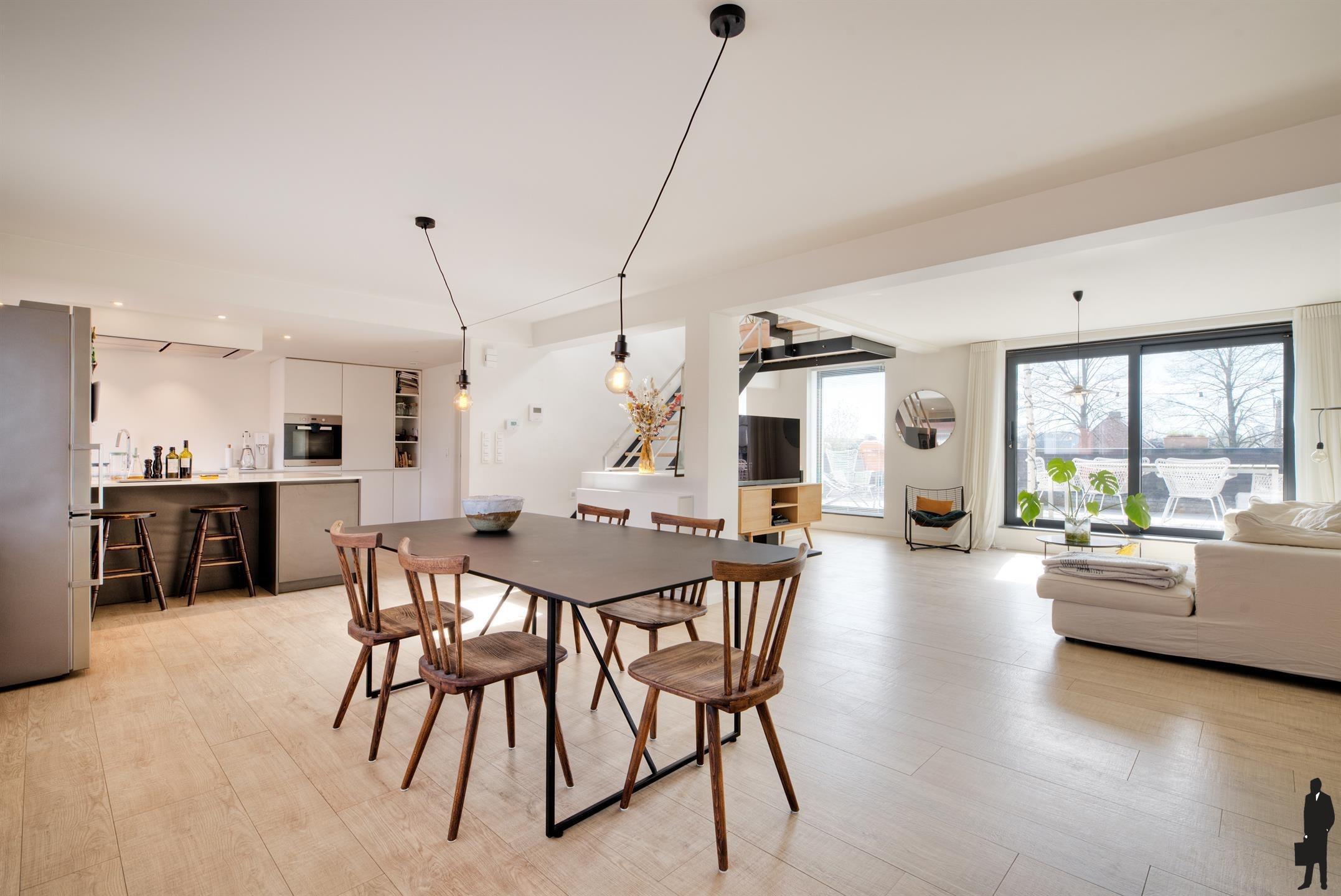 Ruime duplex met 3 slpk, carport, terras en tuin foto 3