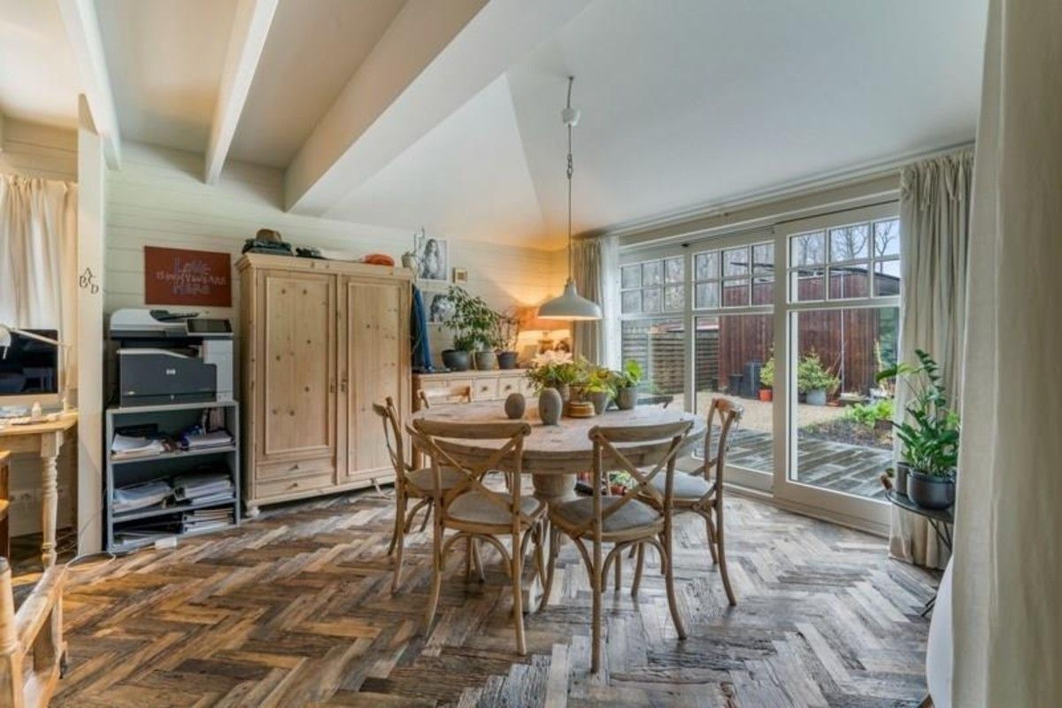 Recent (Bj. 2016) Mi CASA - HANDELSHUIS (538m2), voorzien van bar met eetgelegenheid, 5/6 slaapkamers (B &B), 4 badkamers, kelder (114m2), ... Op hoek- en zichtlocatie te Oostkamp. foto 12