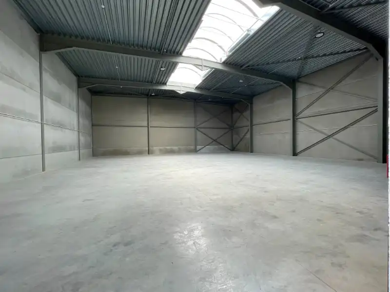 Recente KMO-unit van 369 m² met kantoor, buitenopslag en 2 parkeerplaatsen foto 7