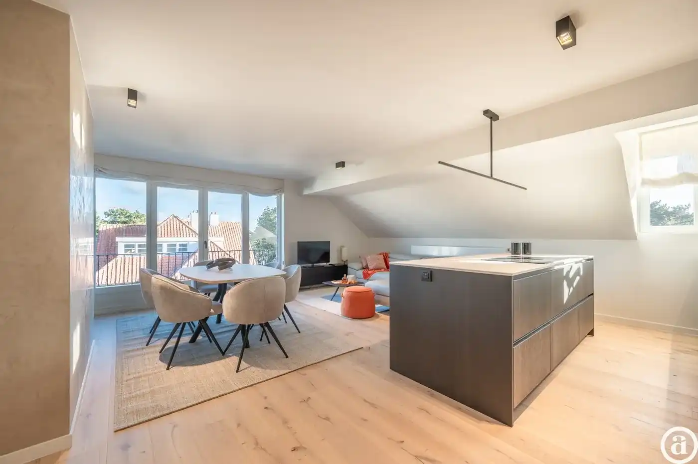 Stijlvol gerenoveerd appartement nabij het Dominicanenkerkje. foto 3