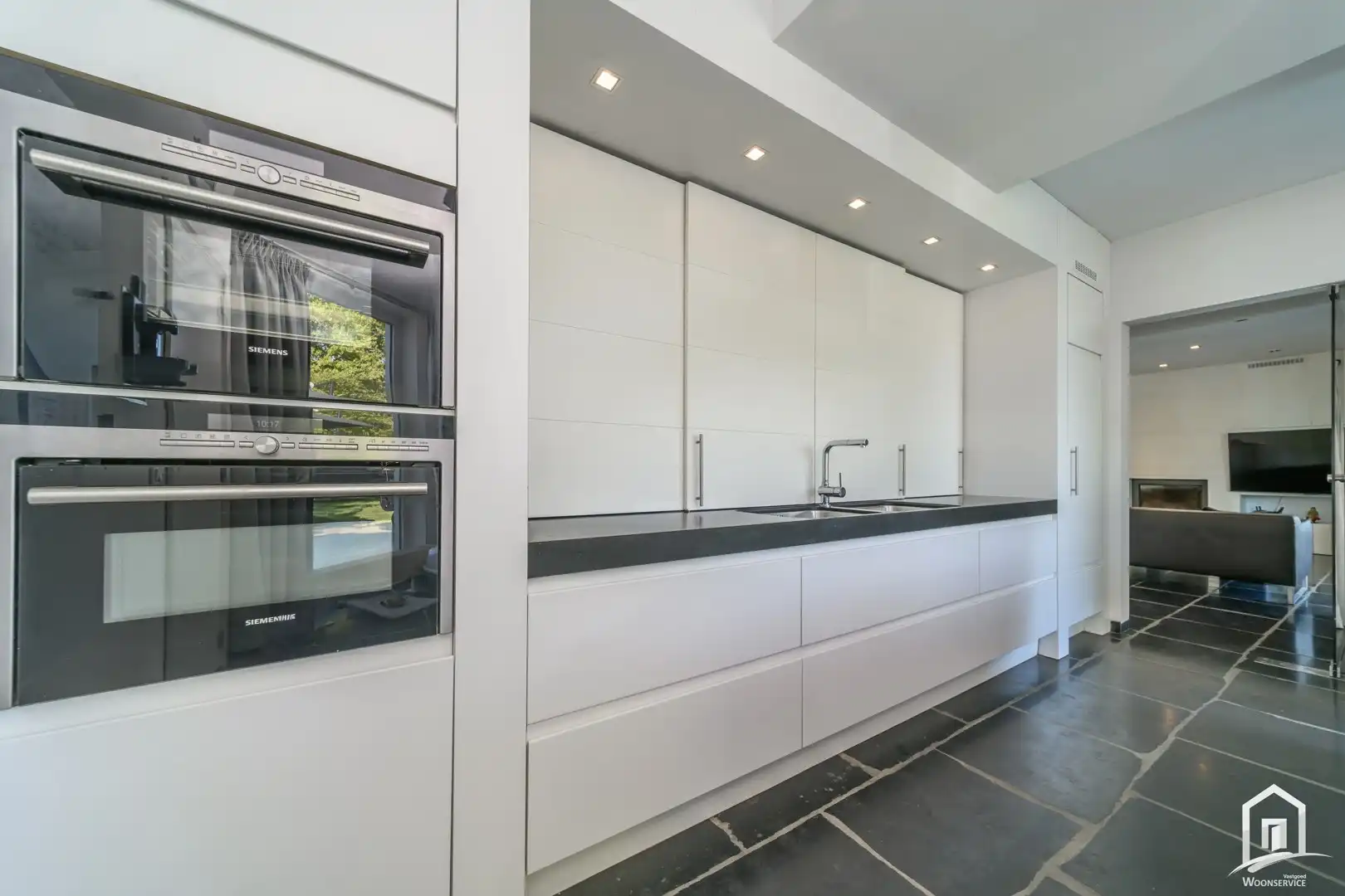 Instapklare villa met 3 SLK's, garage en riante tuin met zwembad foto 12