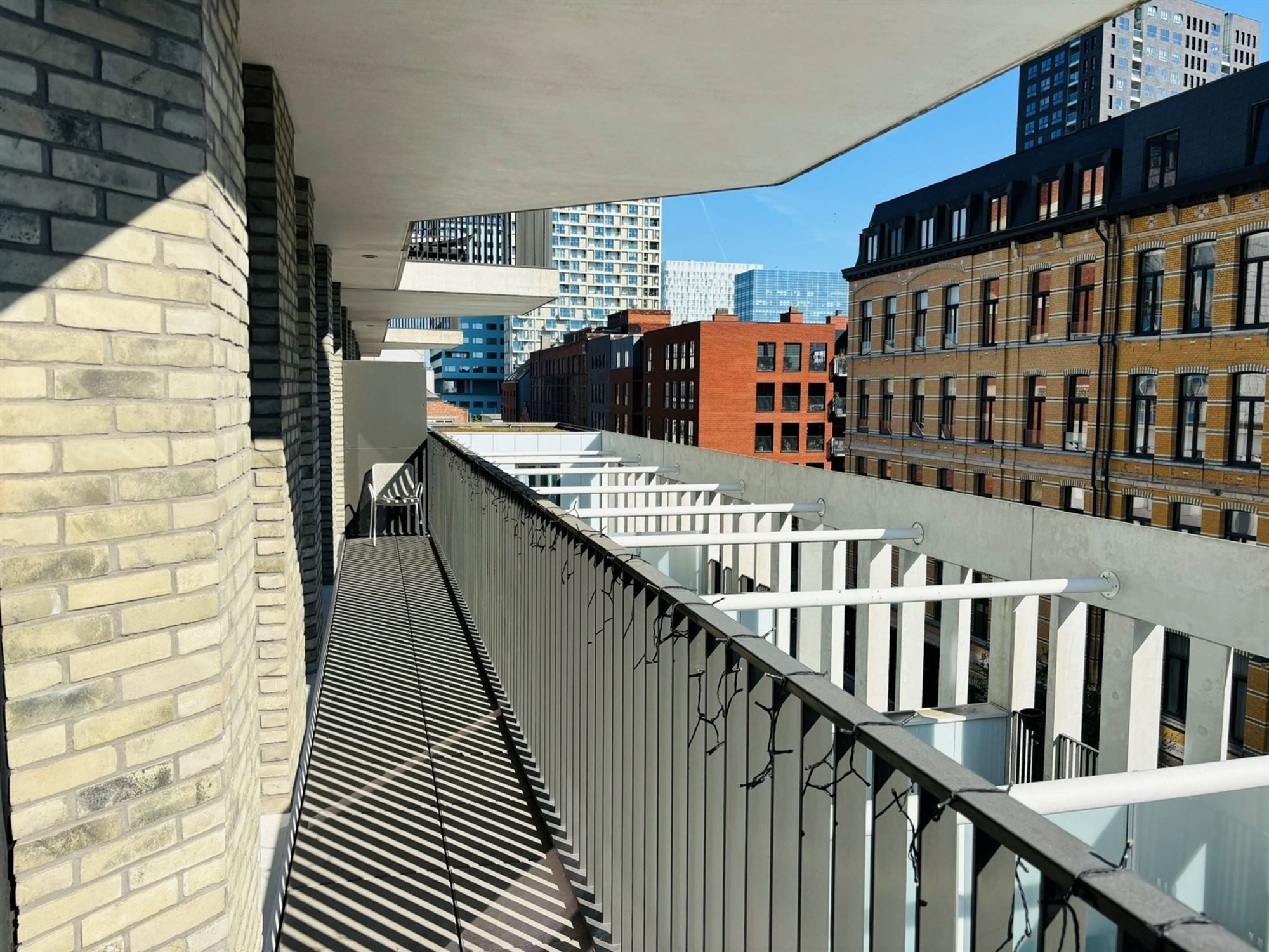 Modern tweeslaapkamerappartement op het bruisende Eilandje foto {{pictureIndex}}
