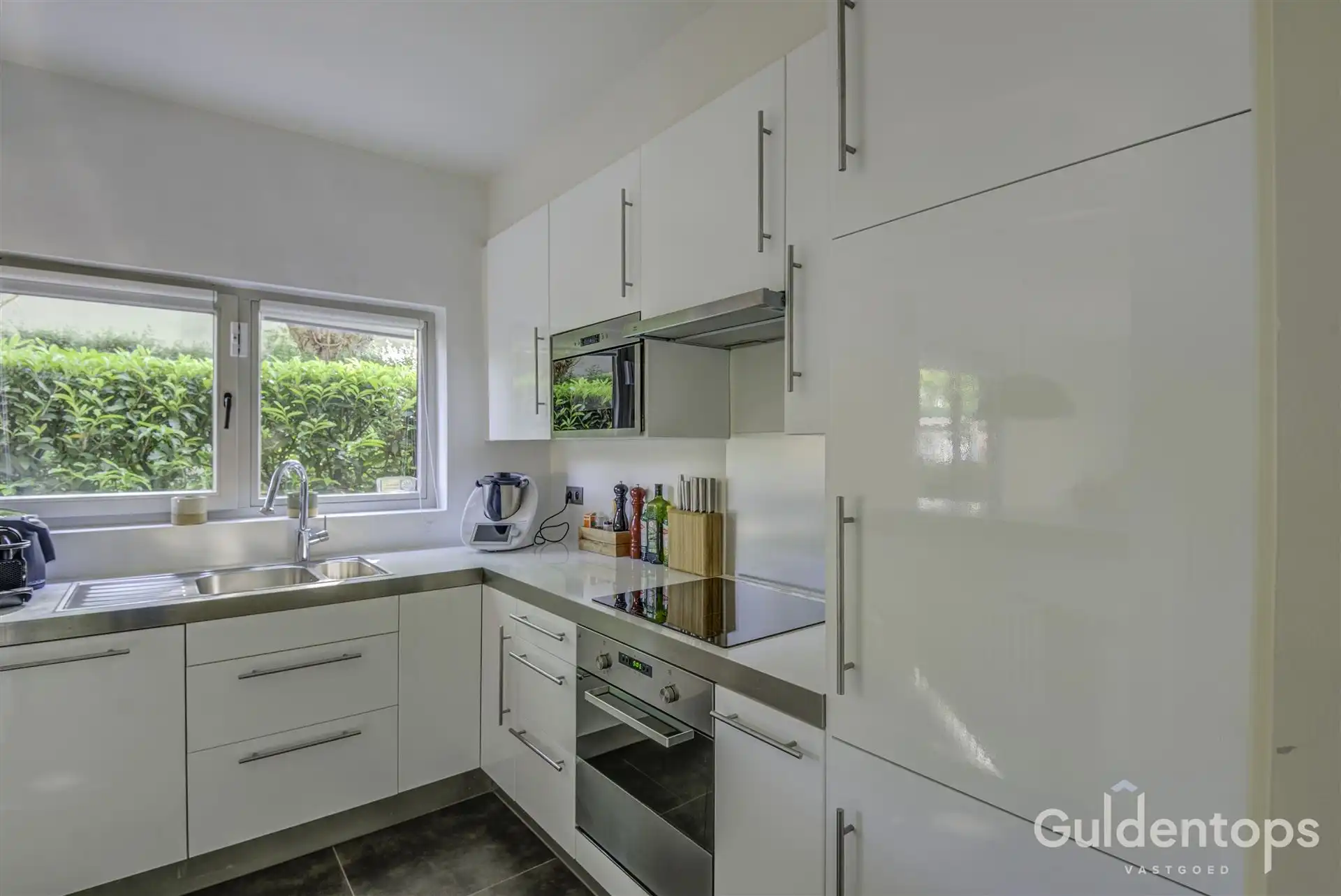 Modern ruim gelijkvloers (2 slk) appartement met ruime tuin foto 12