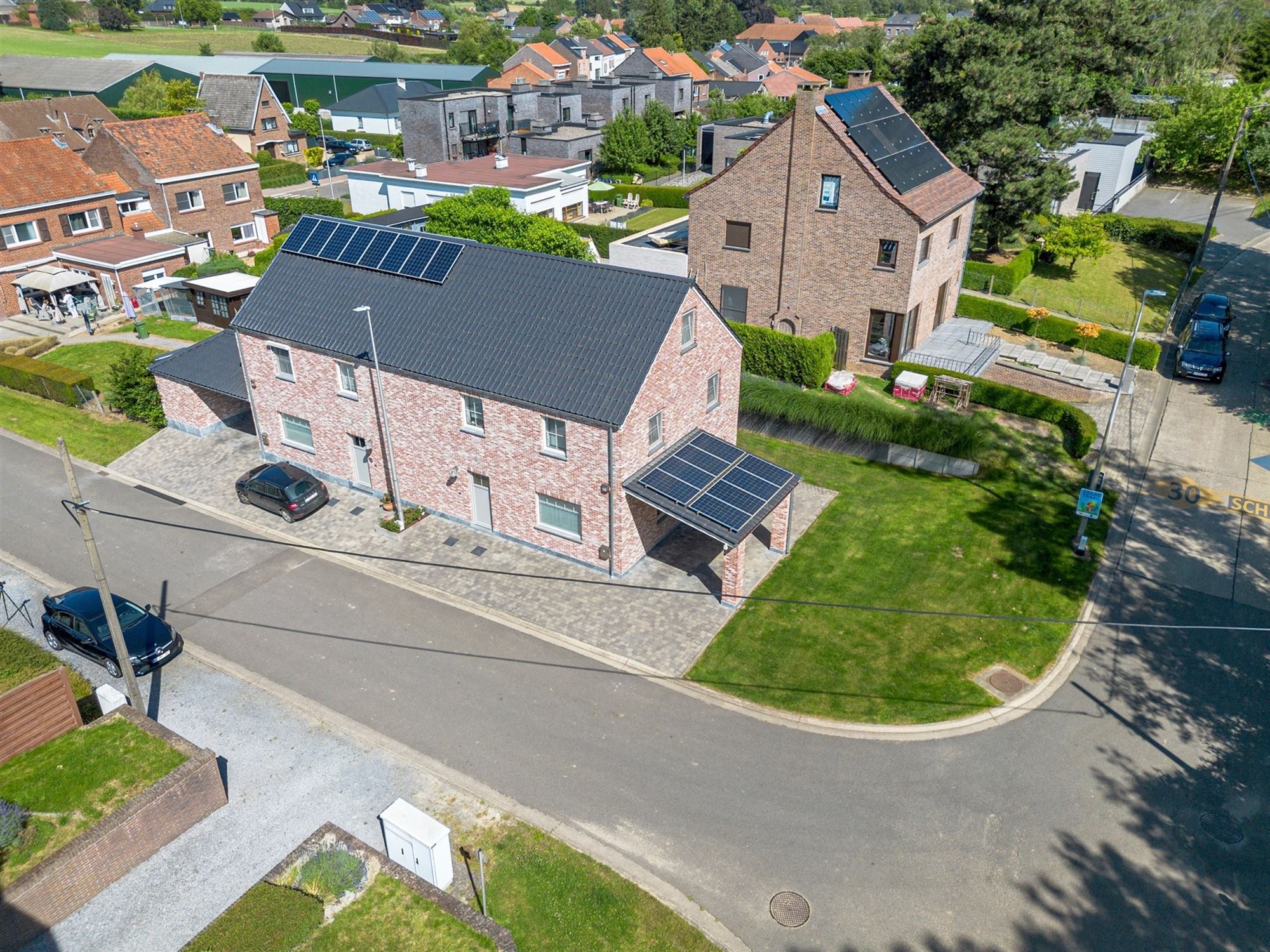 KNAPPE TOT IN DE PUNTJES AFGEWERKTE MET 3 SLAAPKAMERS EN LEUKE TUIN foto 3