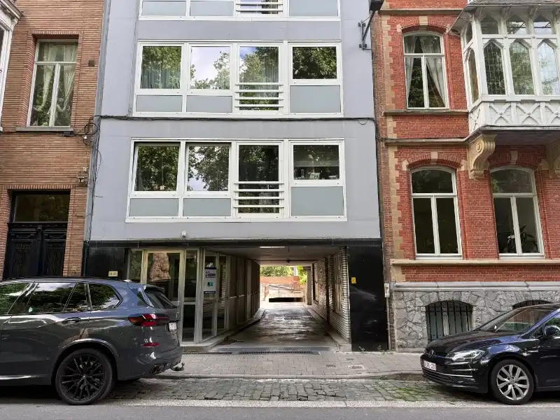 Uitstekend gelegen garagebox nabij Citadelpark en Sint-Pietersstation foto {{pictureIndex}}