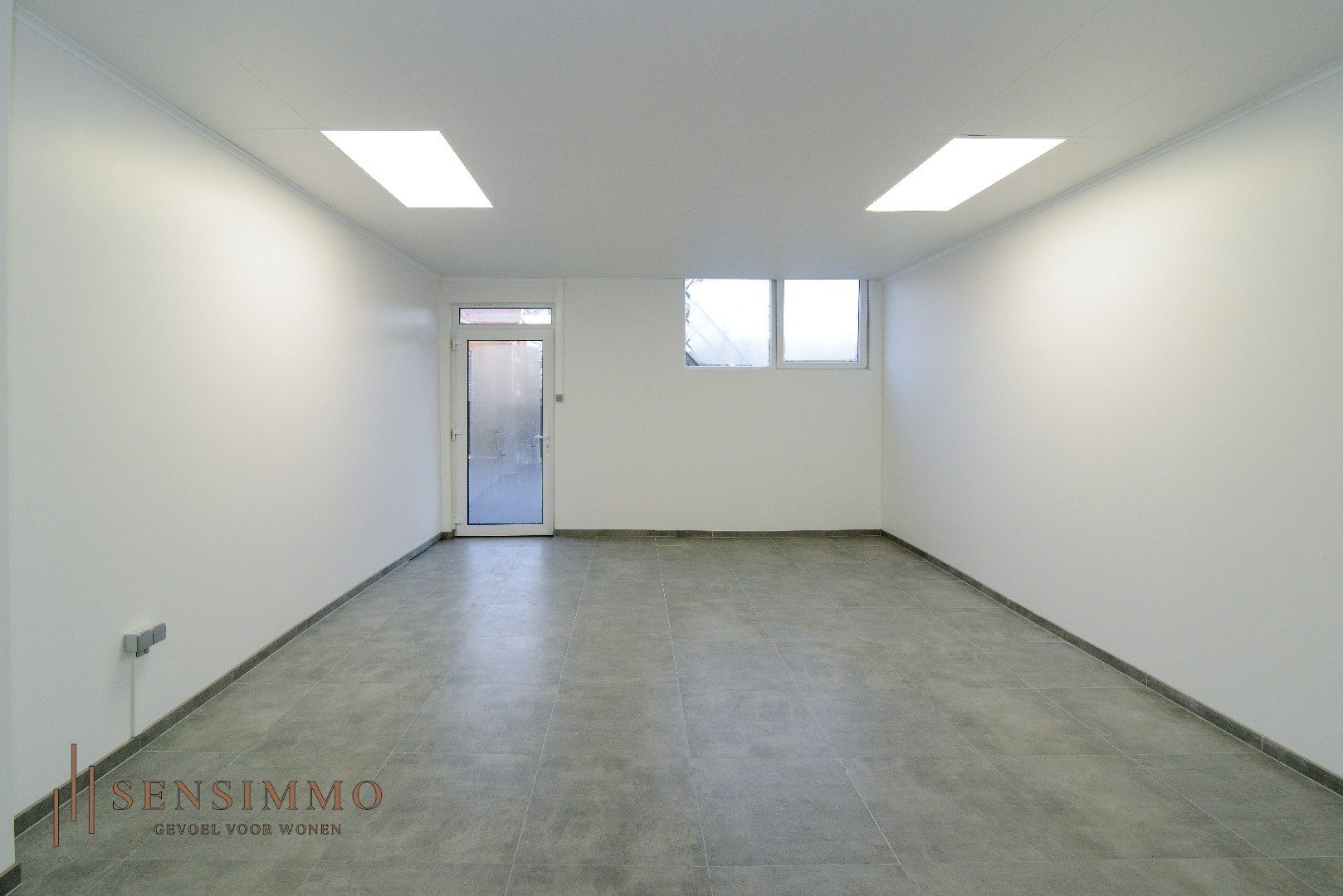 Instapklaar handelsruimte op de bekende Pauwengraaf te Maasmechelen foto 13