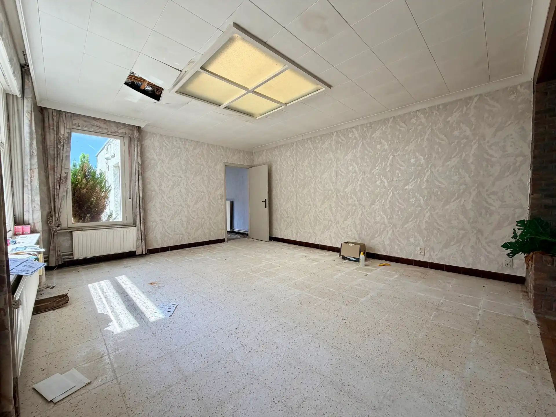 Ruime te renoveren woning met 4 slaapkamers, tuin en garage in Adinkerke te koop. foto 2