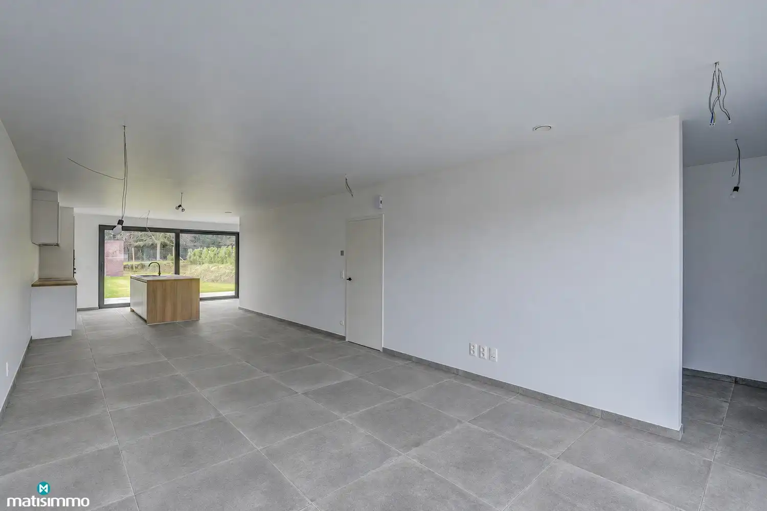 VOLLEDIG AFGEWERKTE EN GESCHILDERDE NIEUWBOUWWONING (EPB E10) MET 3 SLAAPKAMERS, 2 BADKAMERS, 2 GARAGES, KELDER EN AANGELEGDE TUIN IN WERM foto 5