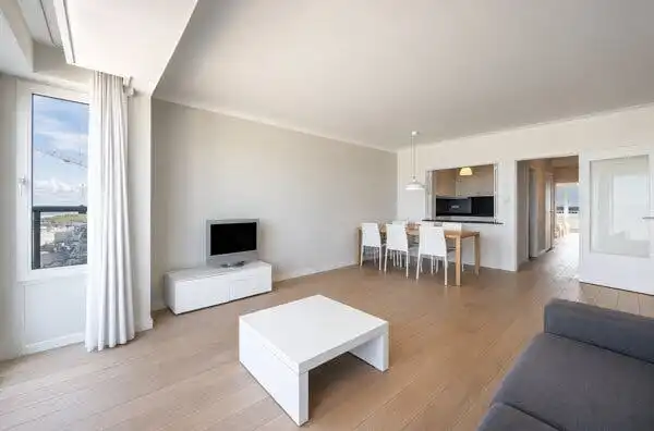 Prachtig gerenoveerd appartement met frontaal zeezicht foto 14