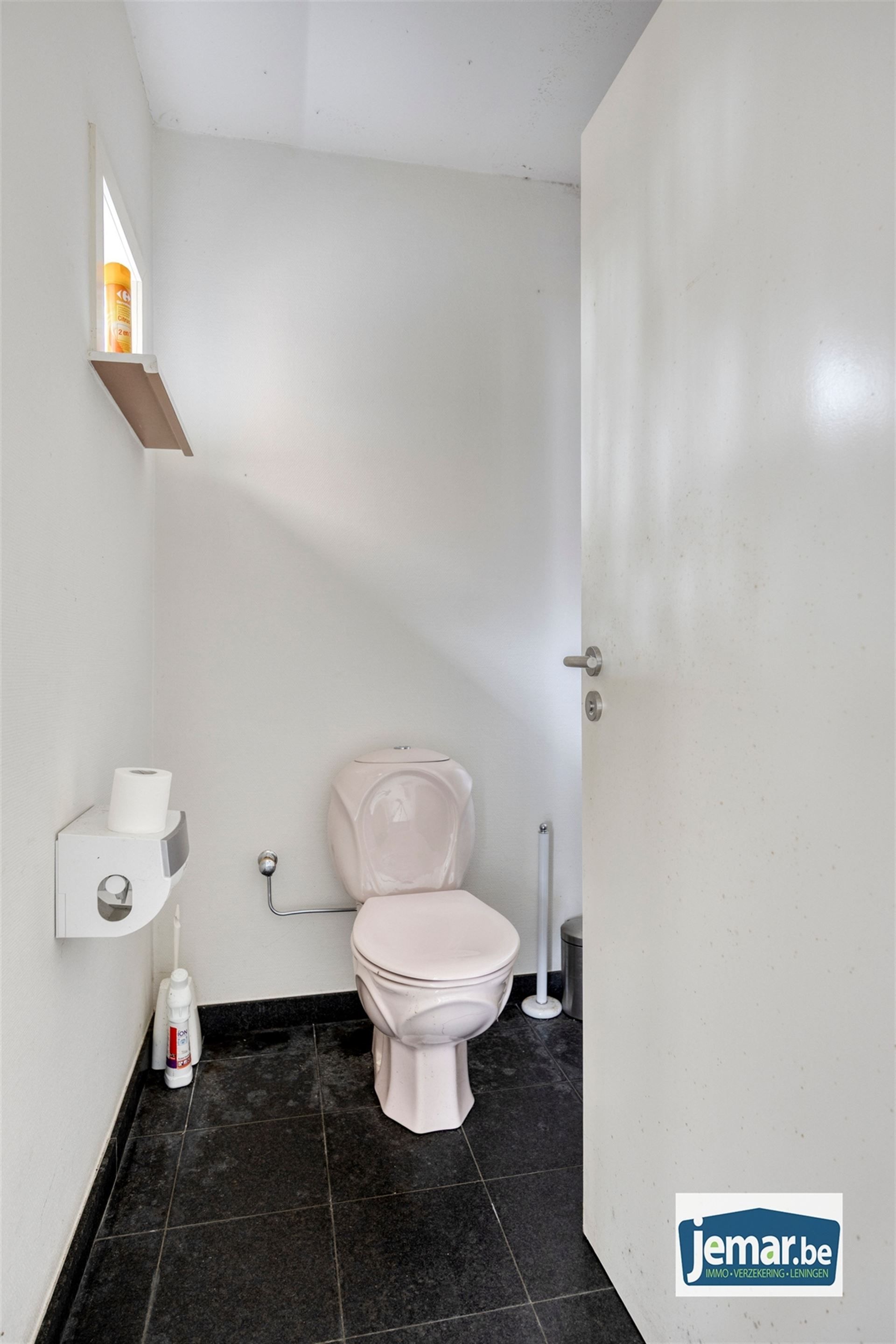 Villa met professionele opslagruimte, kelder en kantoorruimtes. foto 52