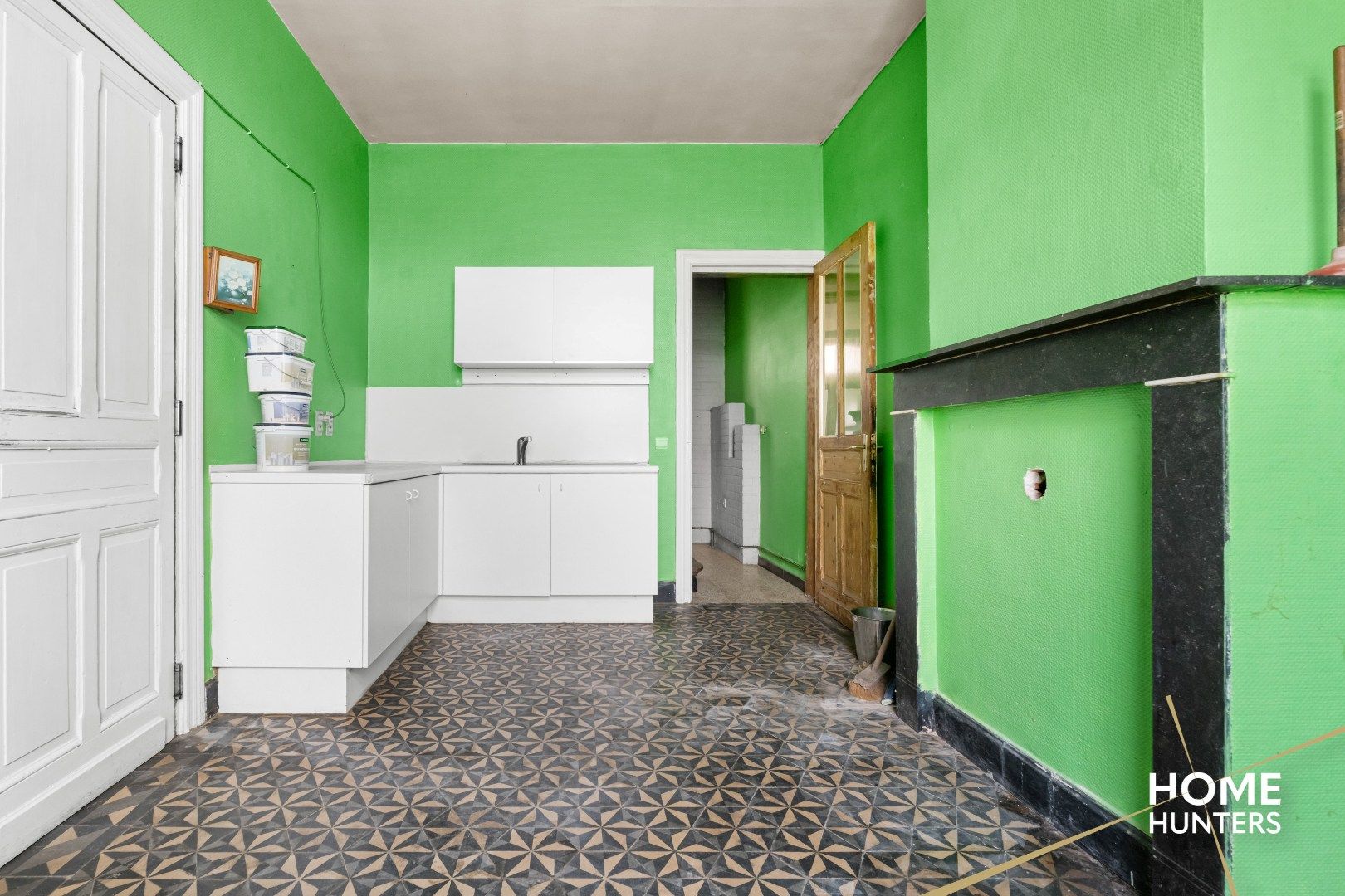 Renovatieproject met 4 slaapkamers, garage en ruime tuin foto 9