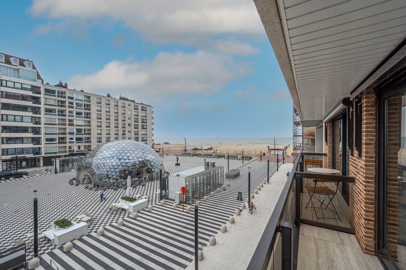 Luxueus gerenoveerd appartement met een zonnig terras en zeezicht op het vernieuwde Albertplein. foto 1