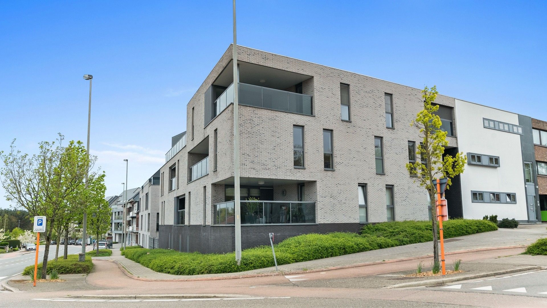 Modern appartement met 3 slpkrs en een terras van 24m2 tegen het centrum van Genk foto 1