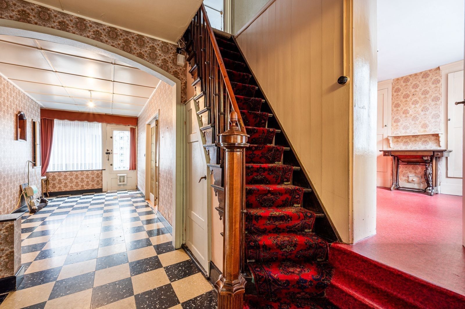 Ruime, te renoveren woning in het centrum van Eeklo foto 4