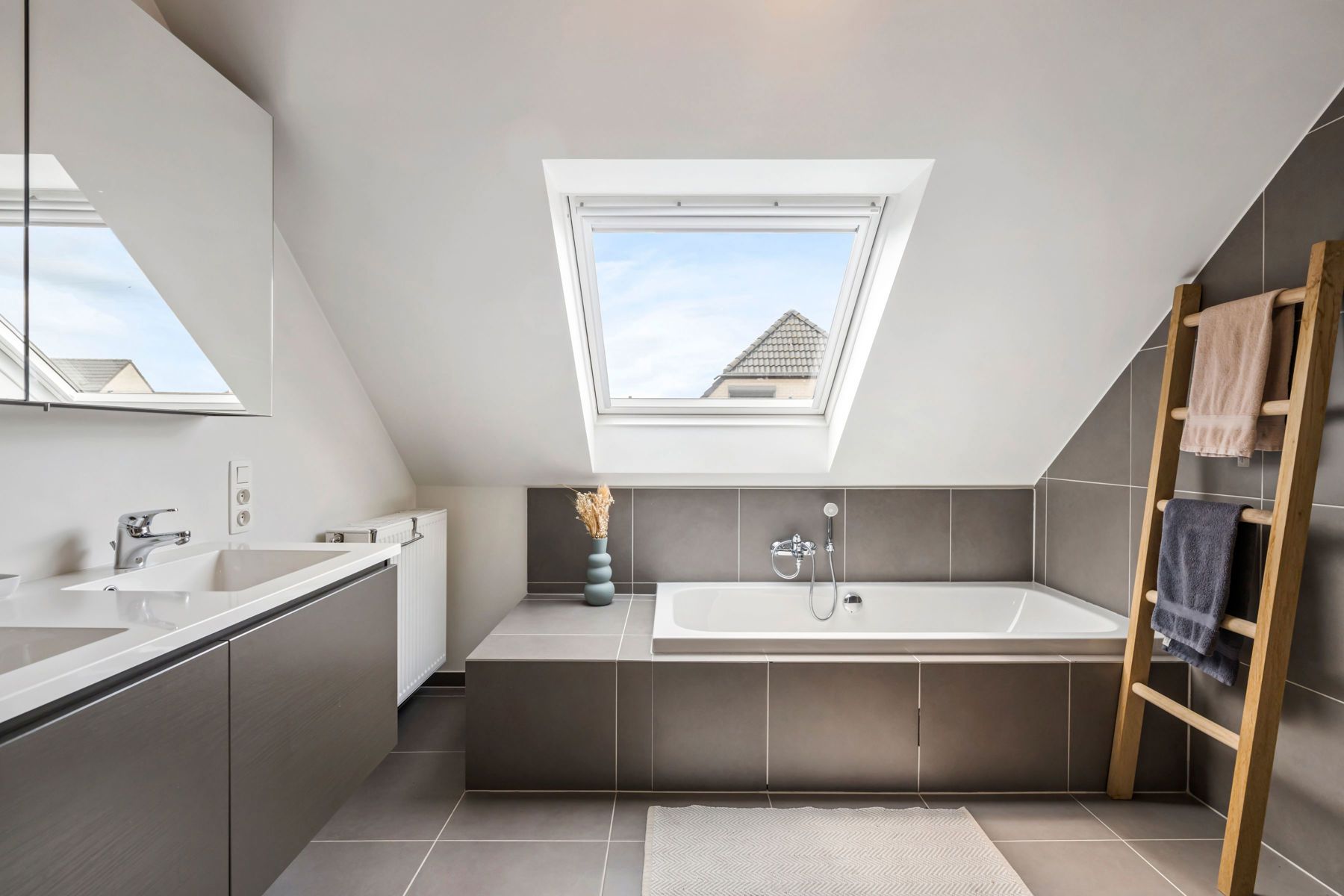 Instapklare woning met tuin, zonnepanelen en 3 slpks foto 15