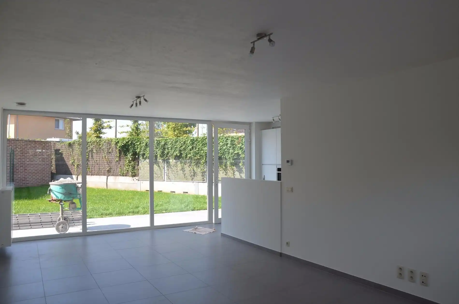 Halfopen nieuwbouwwoning met tuin, carport foto 4