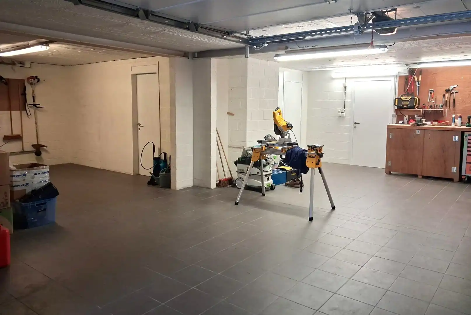 Instapklare villa met 3 slaapkamers, grote bureelkamer en garages foto 29