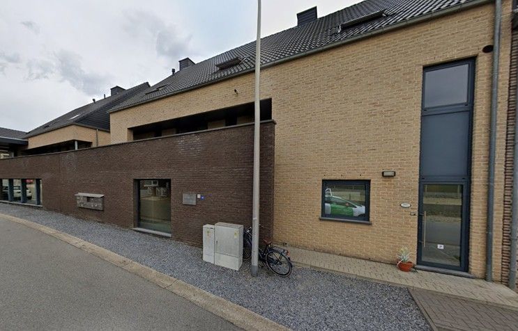 Ruim, energiezuinig triplex-appartement met terras in het hart van Lanaken foto {{pictureIndex}}