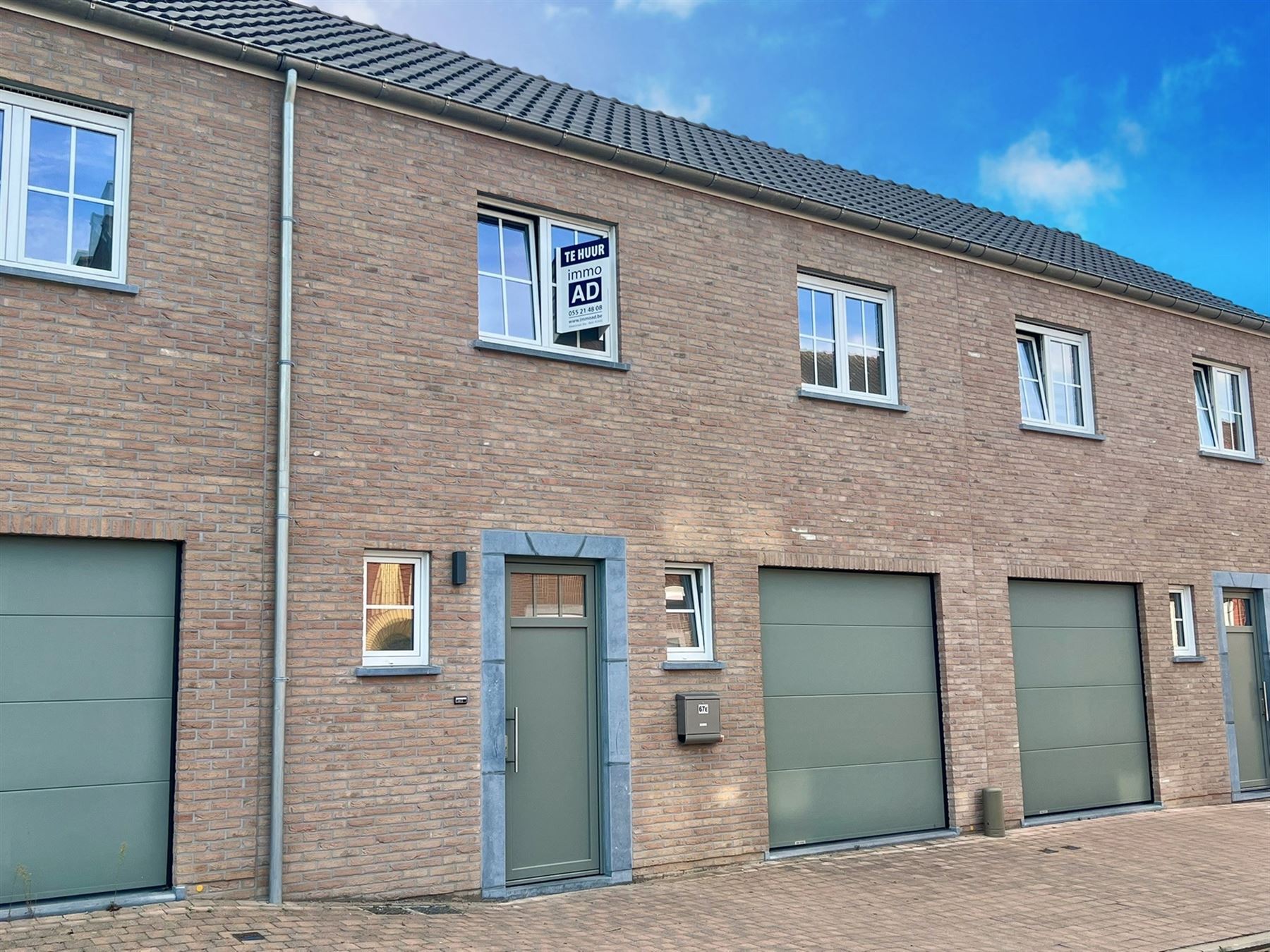 Supergezellige nieuwwoning met  garage en tuin foto {{pictureIndex}}
