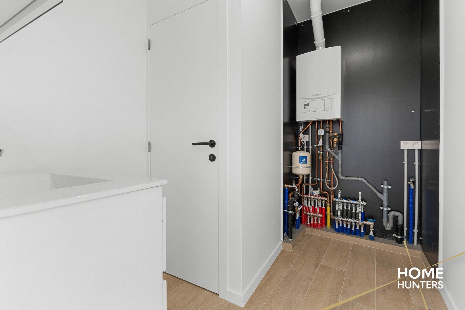 Volledig gerenoveerde woning (anno 2025) met 3 ruime slaapkamers, ruime garage + tuin te Ieper foto 8