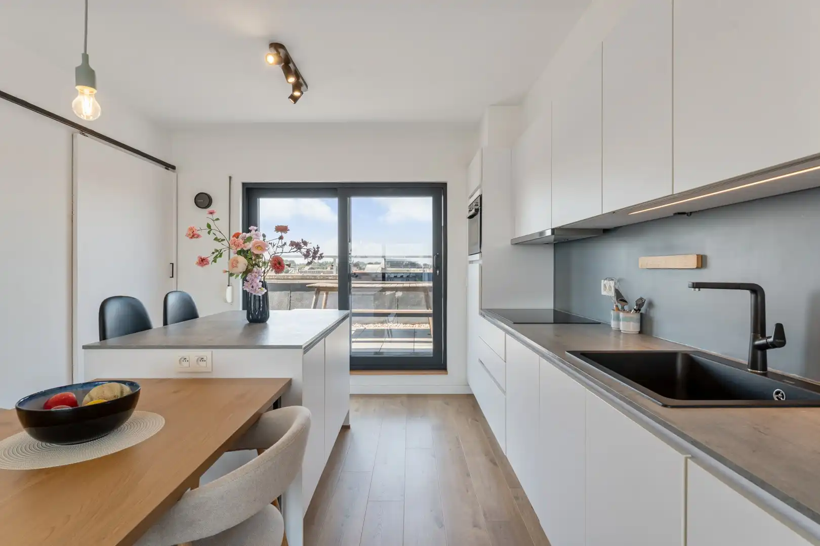 Instapklaar dakappartement met 2 terrassen in centrum Bree foto 14