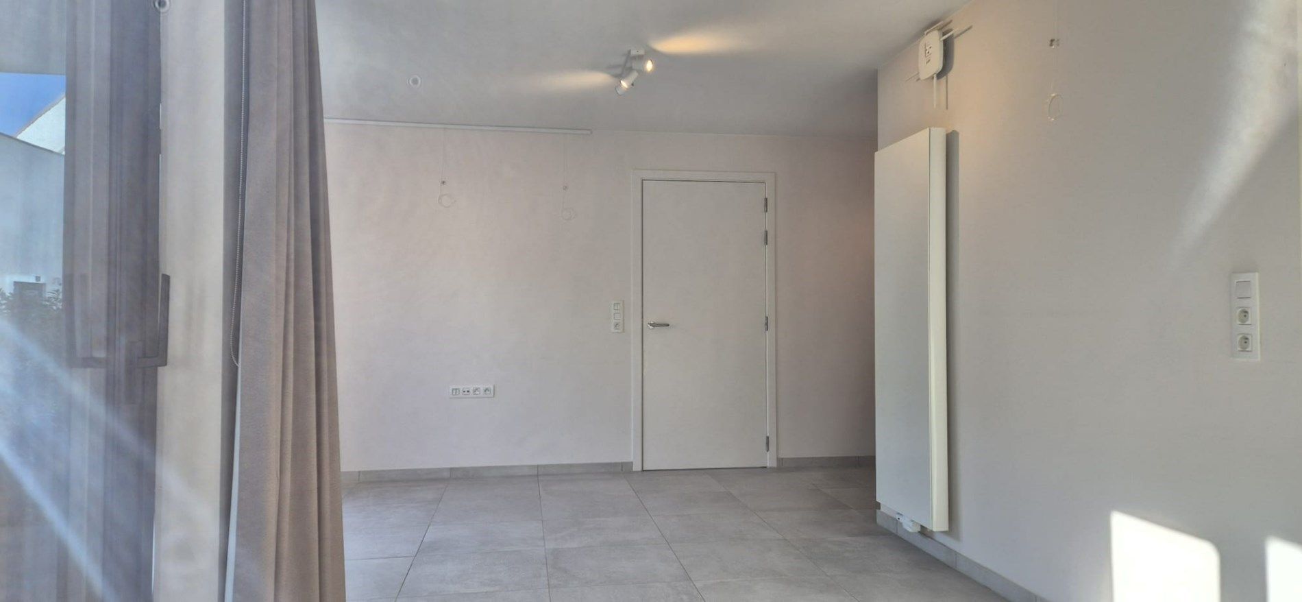 Ruime, gelijkvloerse, recente serviceflat met terras in luxueuze residentie!  foto 6