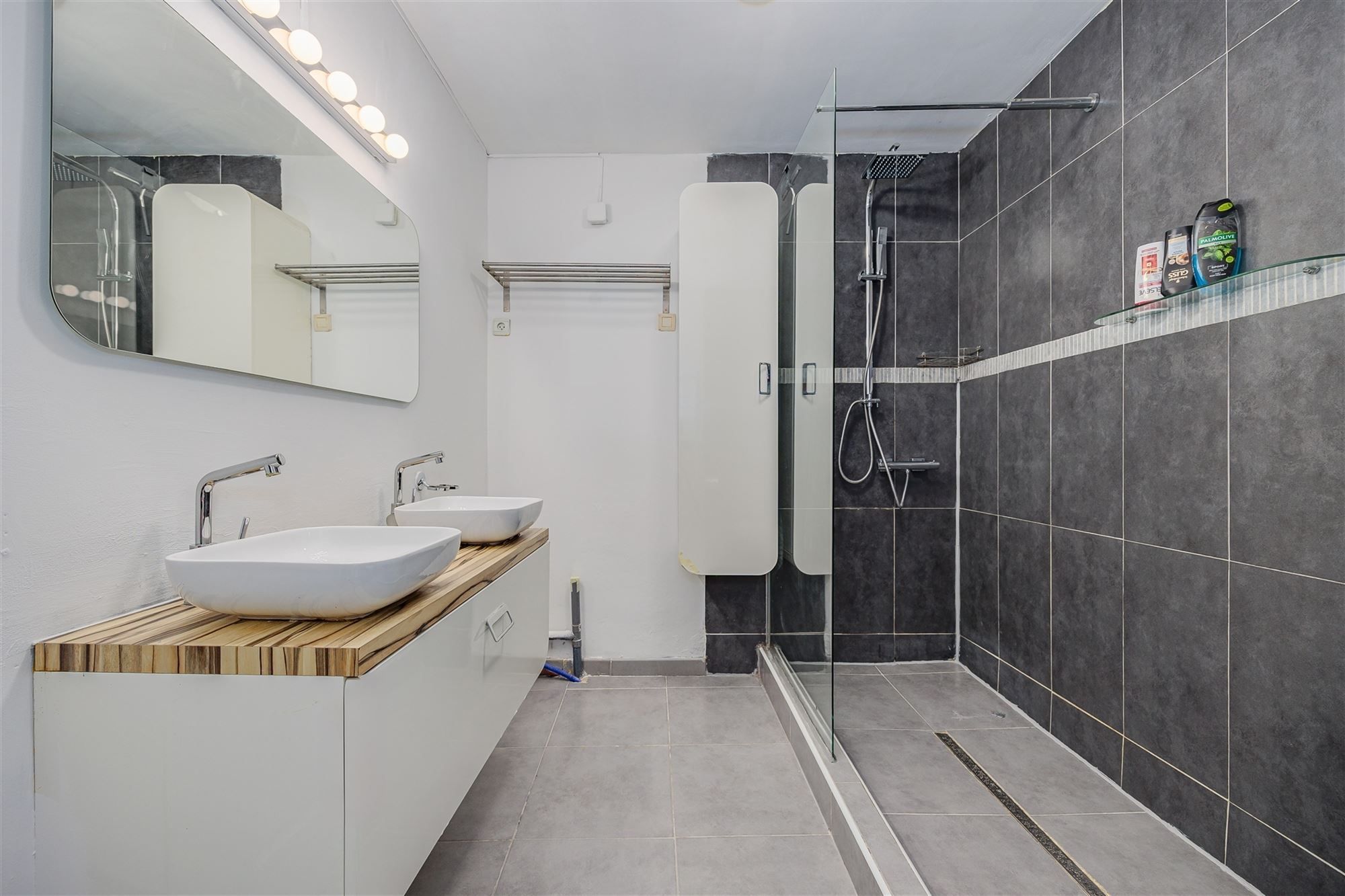 Zeer ruim en licht 3 slk appt met terras foto 17